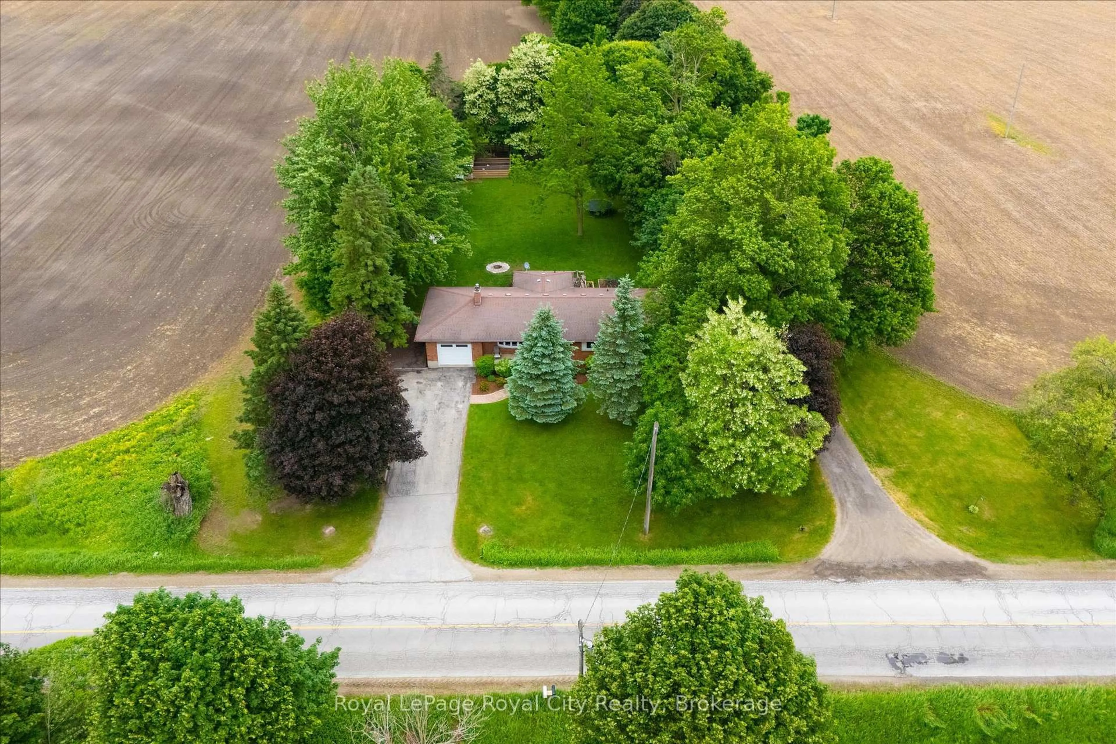 A pic from outside/outdoor area/front of a property/back of a property/a pic from drone, street for 990 Scotland St, Centre Wellington Ontario N1M 2W5