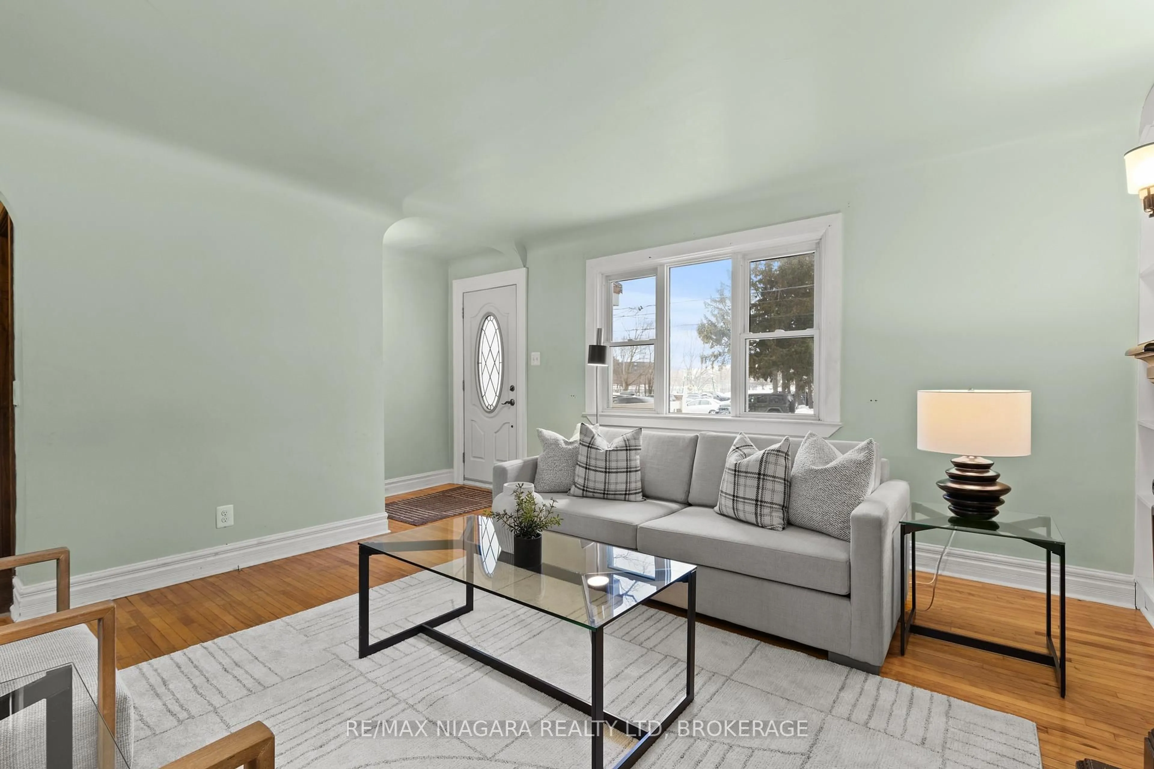 Living room with furniture, unknown for 401 Fielden Ave, Port Colborne Ontario L3K 4T9