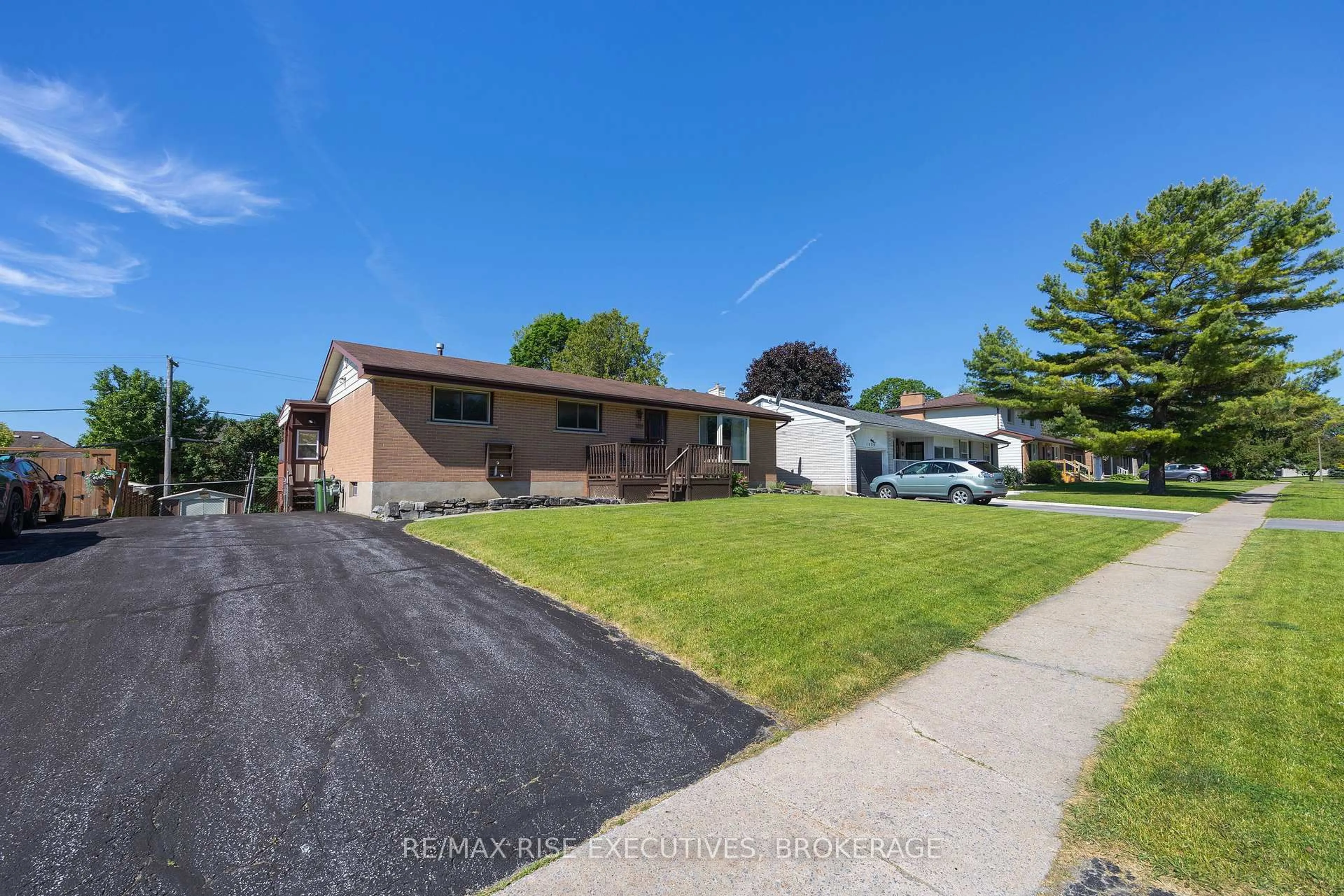 A pic from outside/outdoor area/front of a property/back of a property/a pic from drone, street for 1055 Lincoln Dr, Kingston Ontario K7M 4Z3