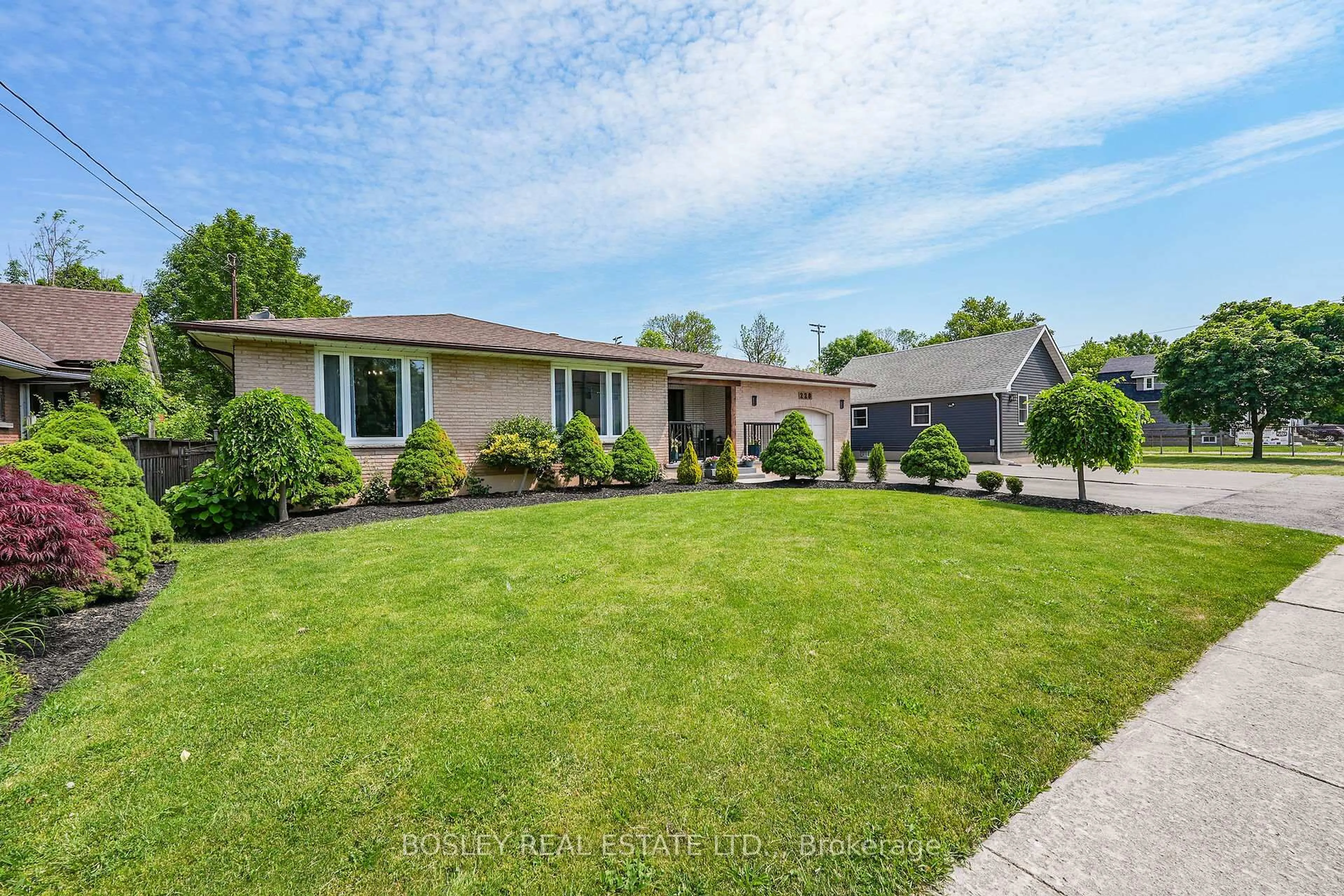 A pic from outside/outdoor area/front of a property/back of a property/a pic from drone, street for 228 Gilmore Rd, Fort Erie Ontario L2A 2M3