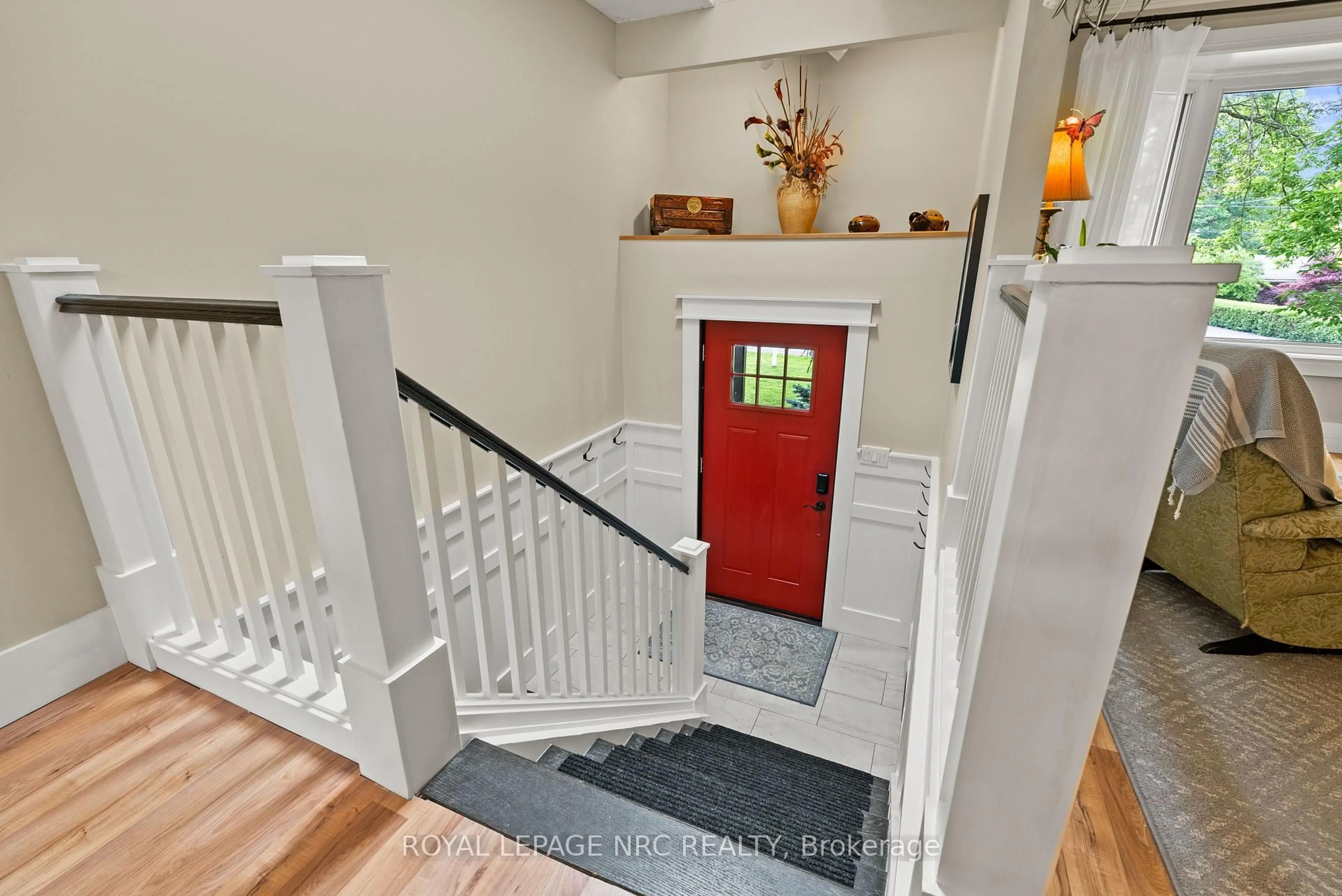 Indoor entryway for 15 Park Road Rd, Grimsby Ontario L3M 2N8