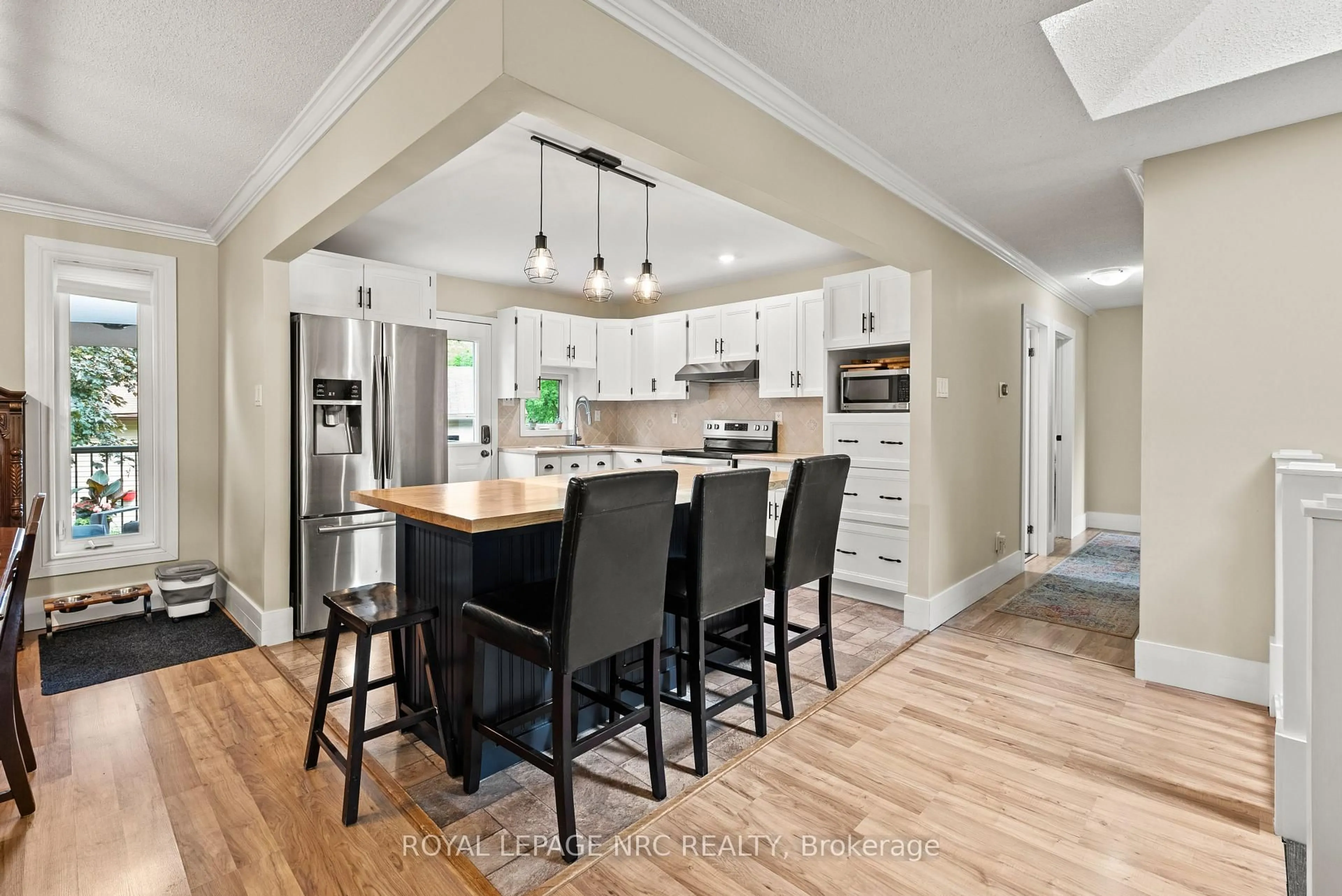 Open concept kitchen, unknown for 15 Park Road Rd, Grimsby Ontario L3M 2N8