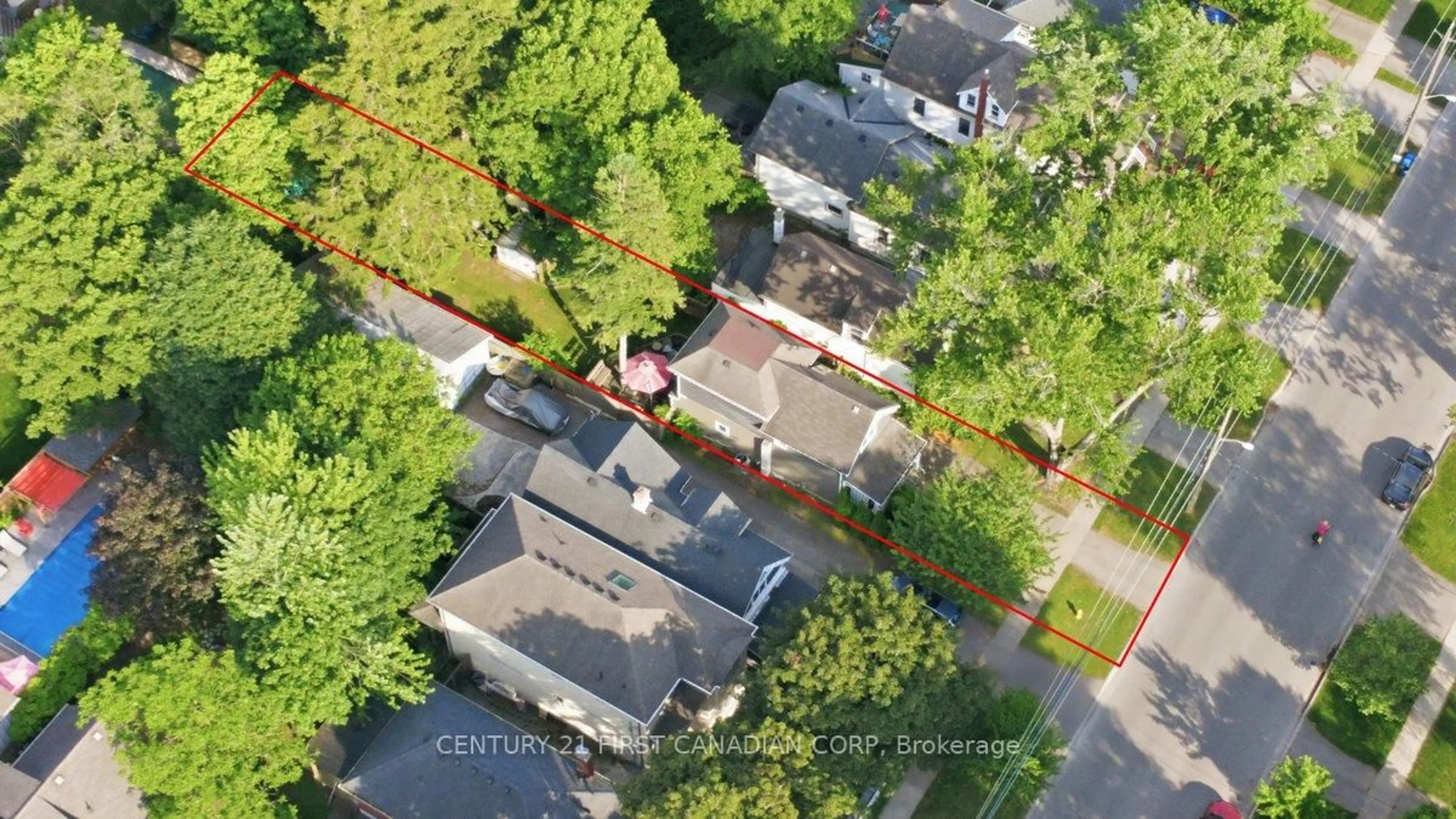 A pic from outside/outdoor area/front of a property/back of a property/a pic from drone, street for 968 COLBORNE St, London East Ontario N6A 4A6