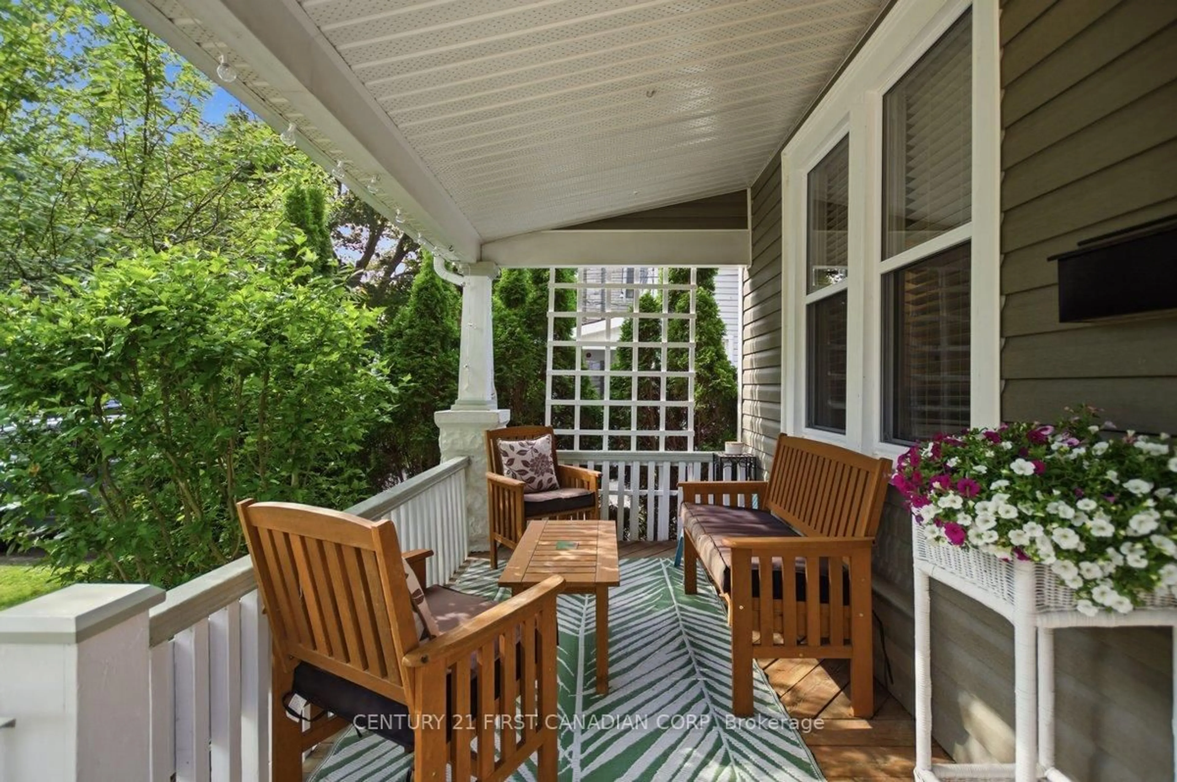 Patio, street for 968 COLBORNE St, London East Ontario N6A 4A6