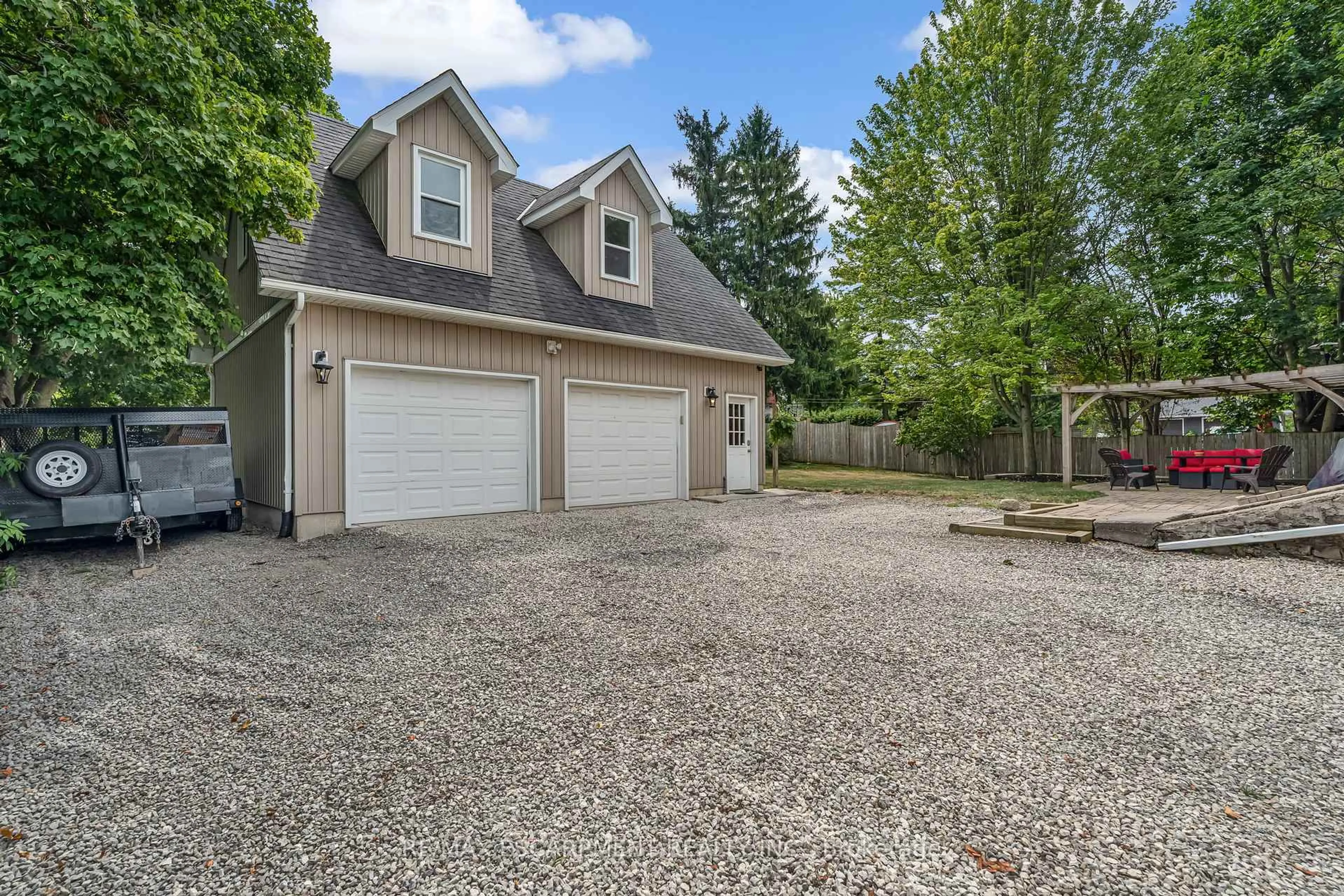 Indoor garage for 303 Canborough St, West Lincoln Ontario L0R 2A0