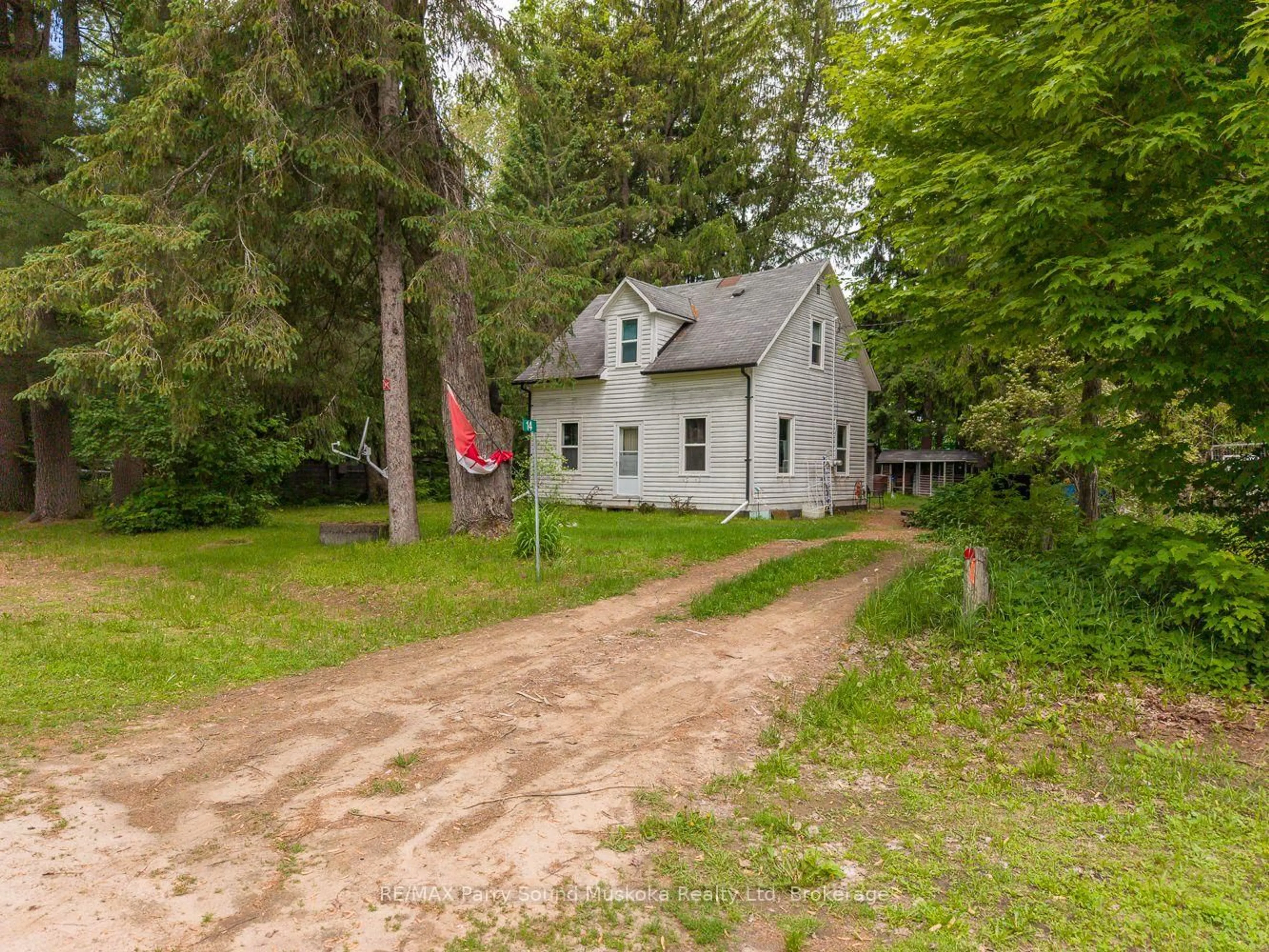 A pic from outside/outdoor area/front of a property/back of a property/a pic from drone, street for 14 Victoria St, Seguin Ontario P0C 1J0