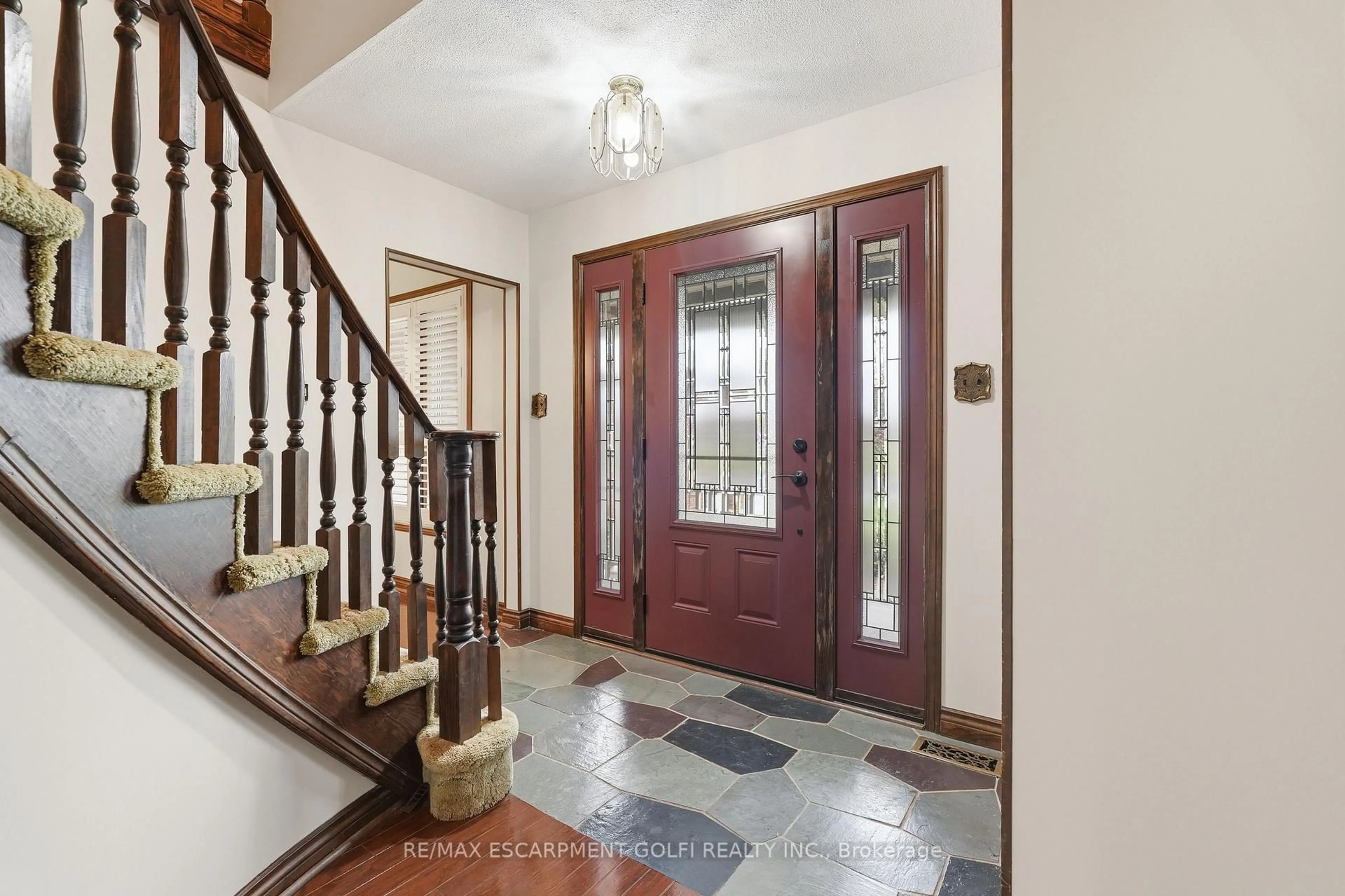 Indoor entryway for 3466 River Tr, Fort Erie Ontario L0S 1S0