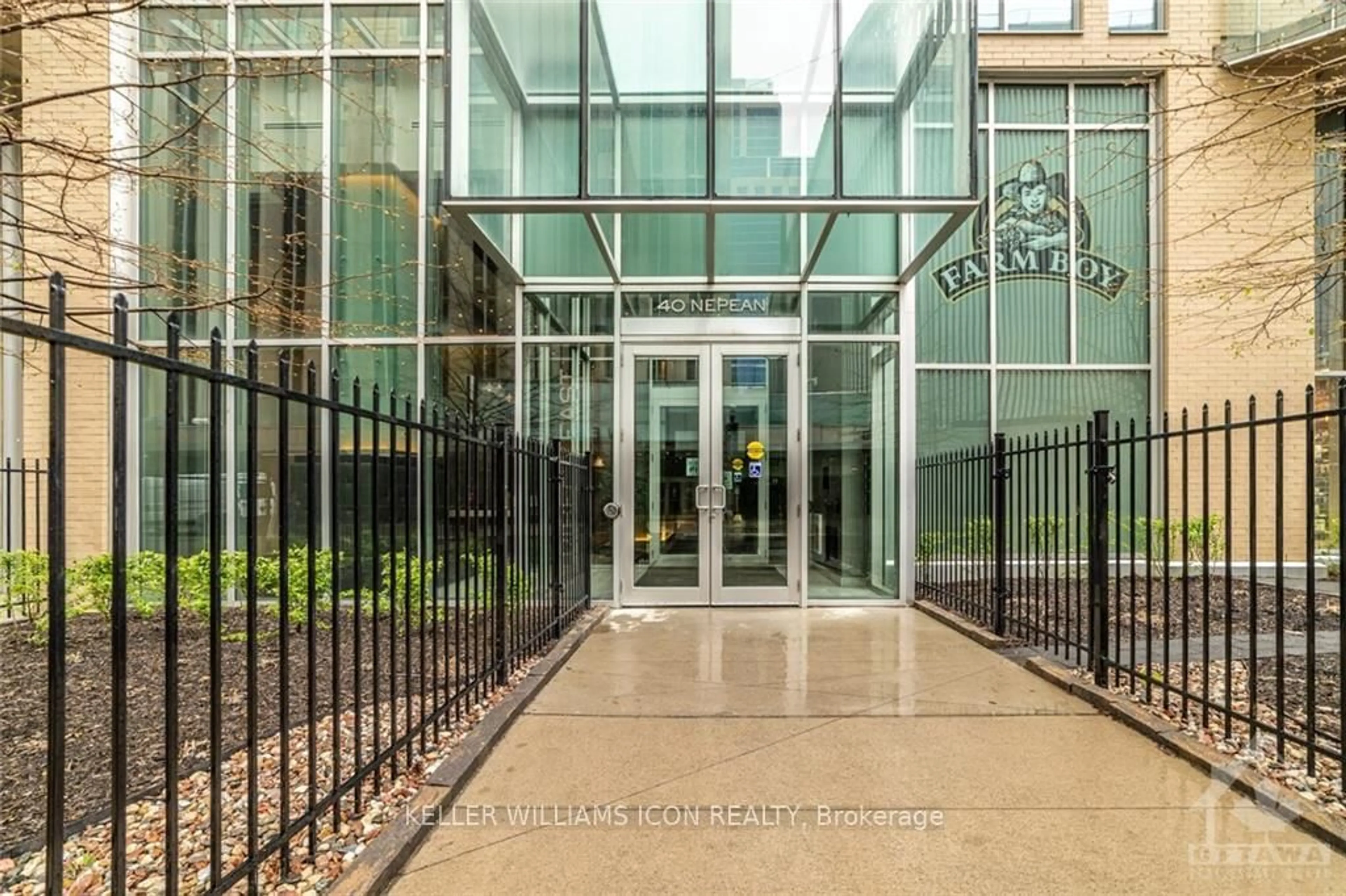 Indoor foyer for 40 NEPEAN St #1907, Ottawa Ontario K2P 0X5