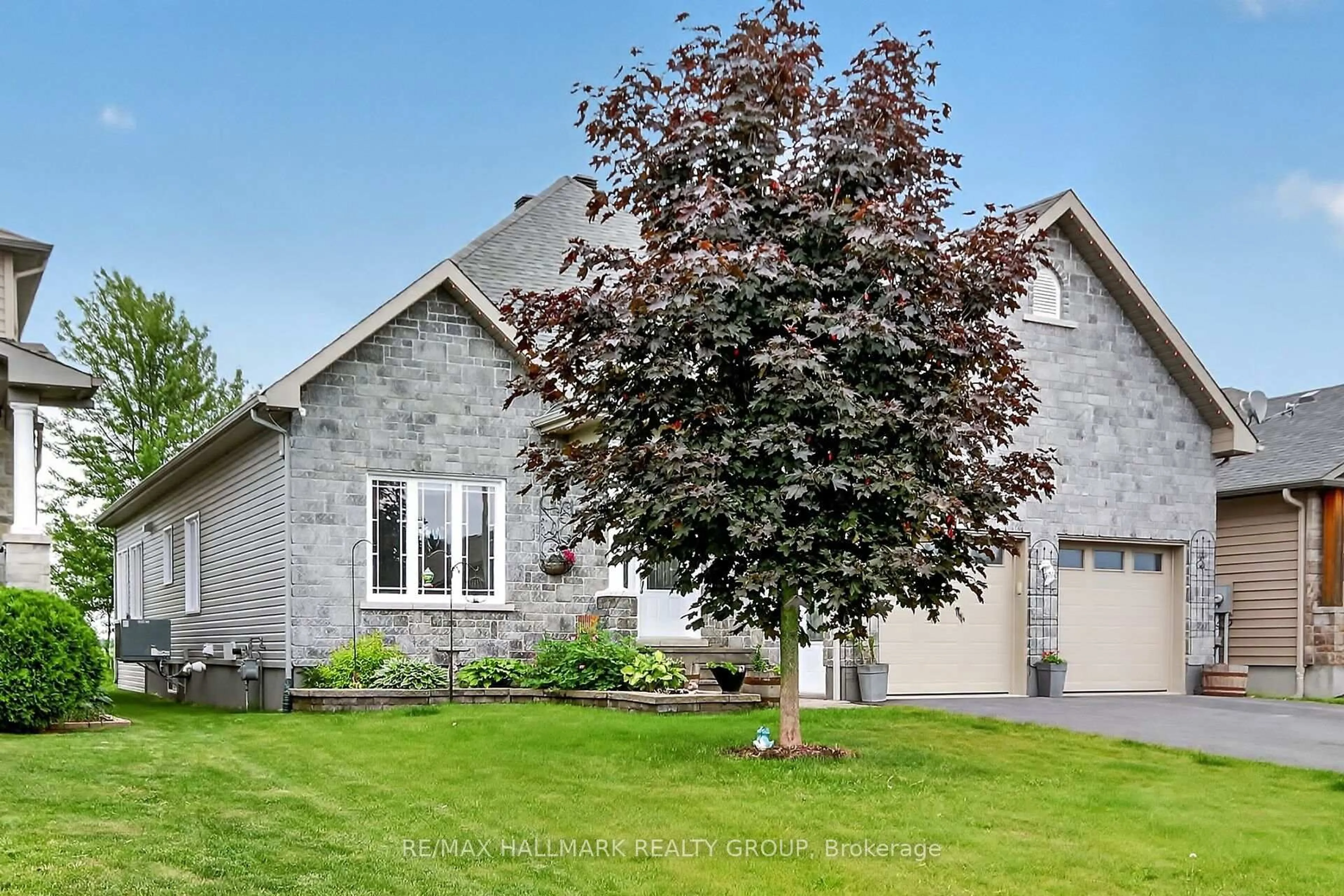 Home with vinyl exterior material, street for 23 Nation St, North Stormont Ontario K1A 1R0