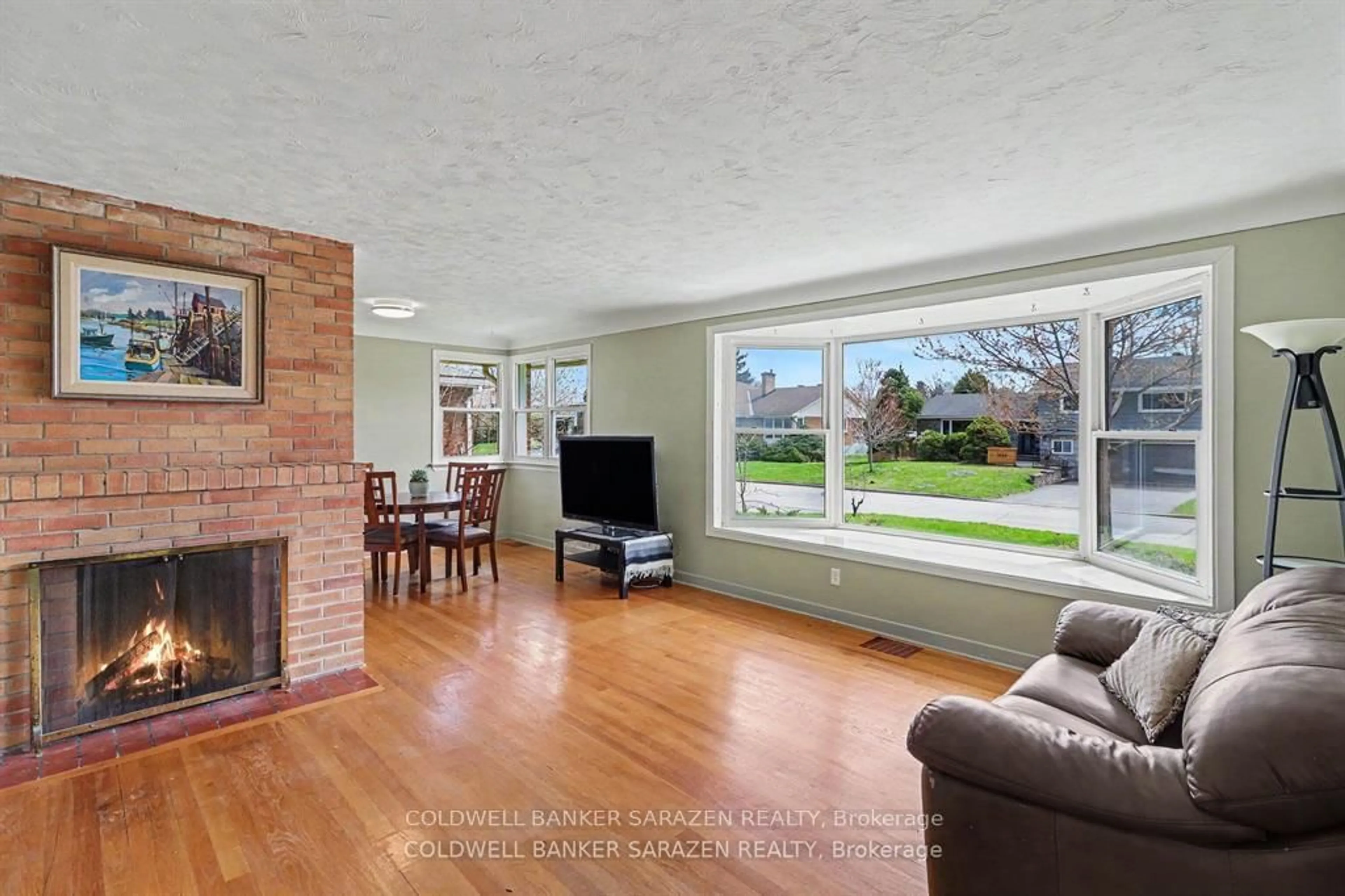 Living room with furniture, unknown for 1421 Palen Ave, Ottawa Ontario K1H 7E6