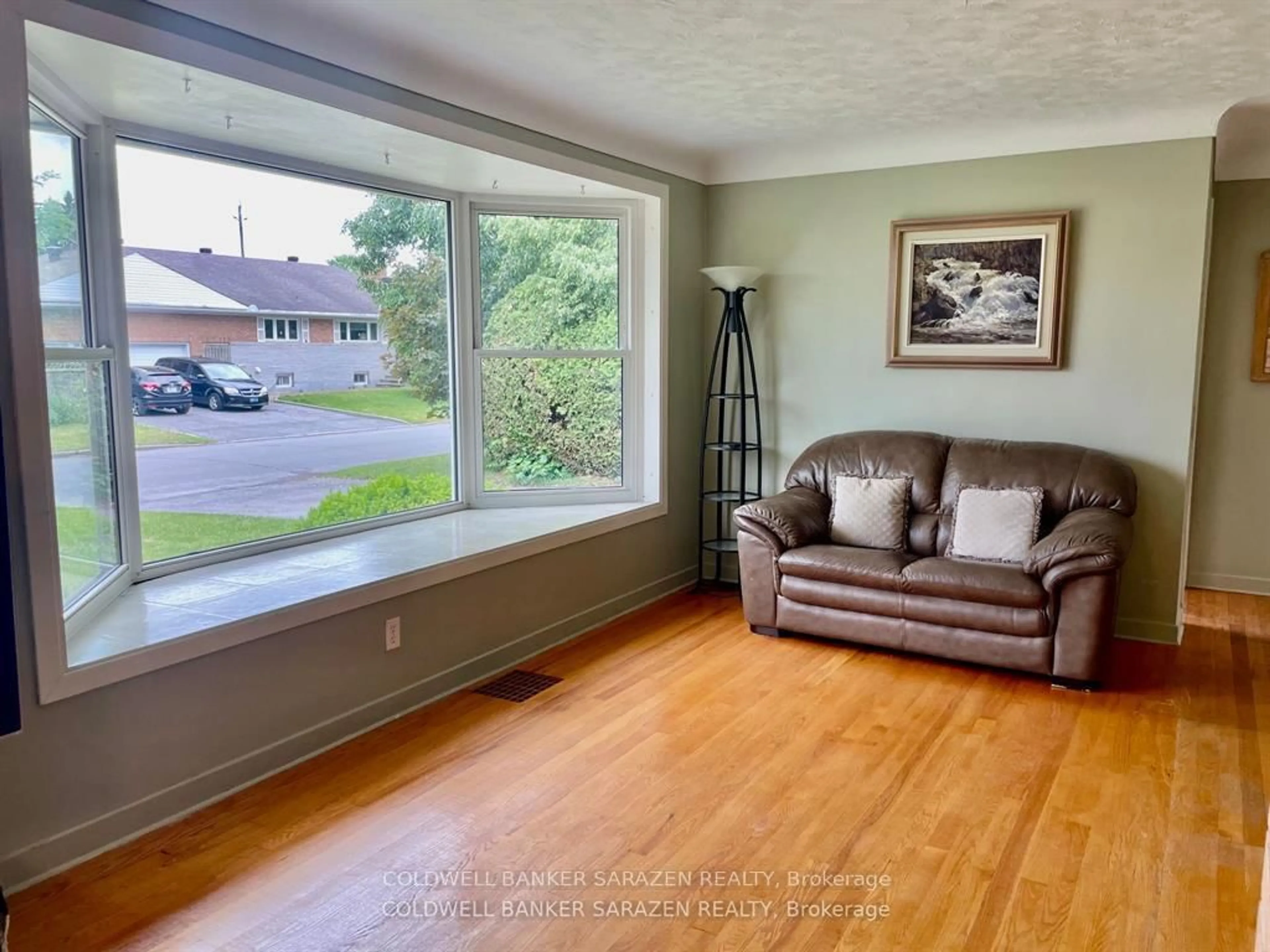 Living room with furniture, unknown for 1421 Palen Ave, Ottawa Ontario K1H 7E6