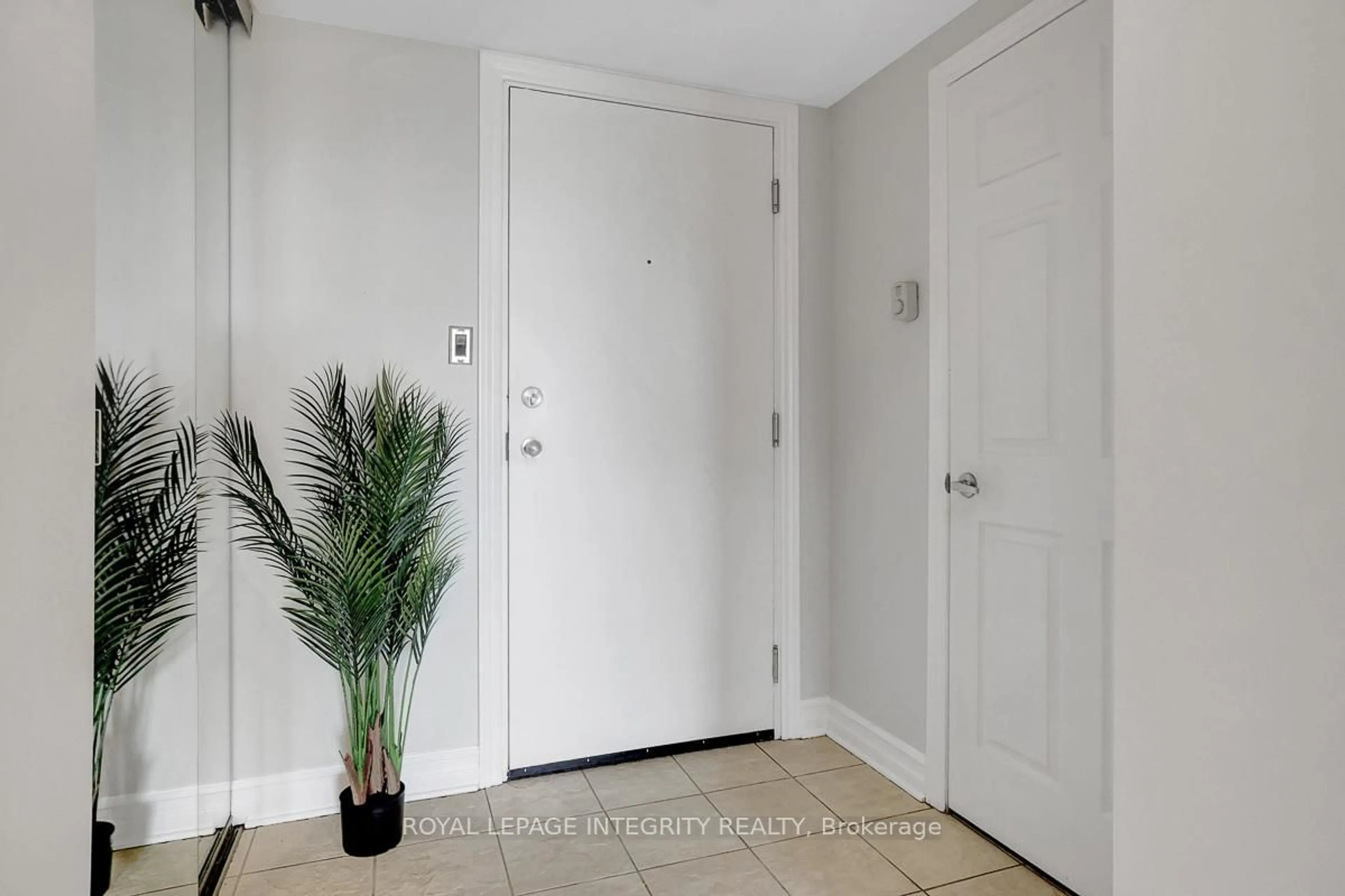 Indoor entryway for 711 Churchill Ave #402, Ottawa Ontario K1Z 5G6