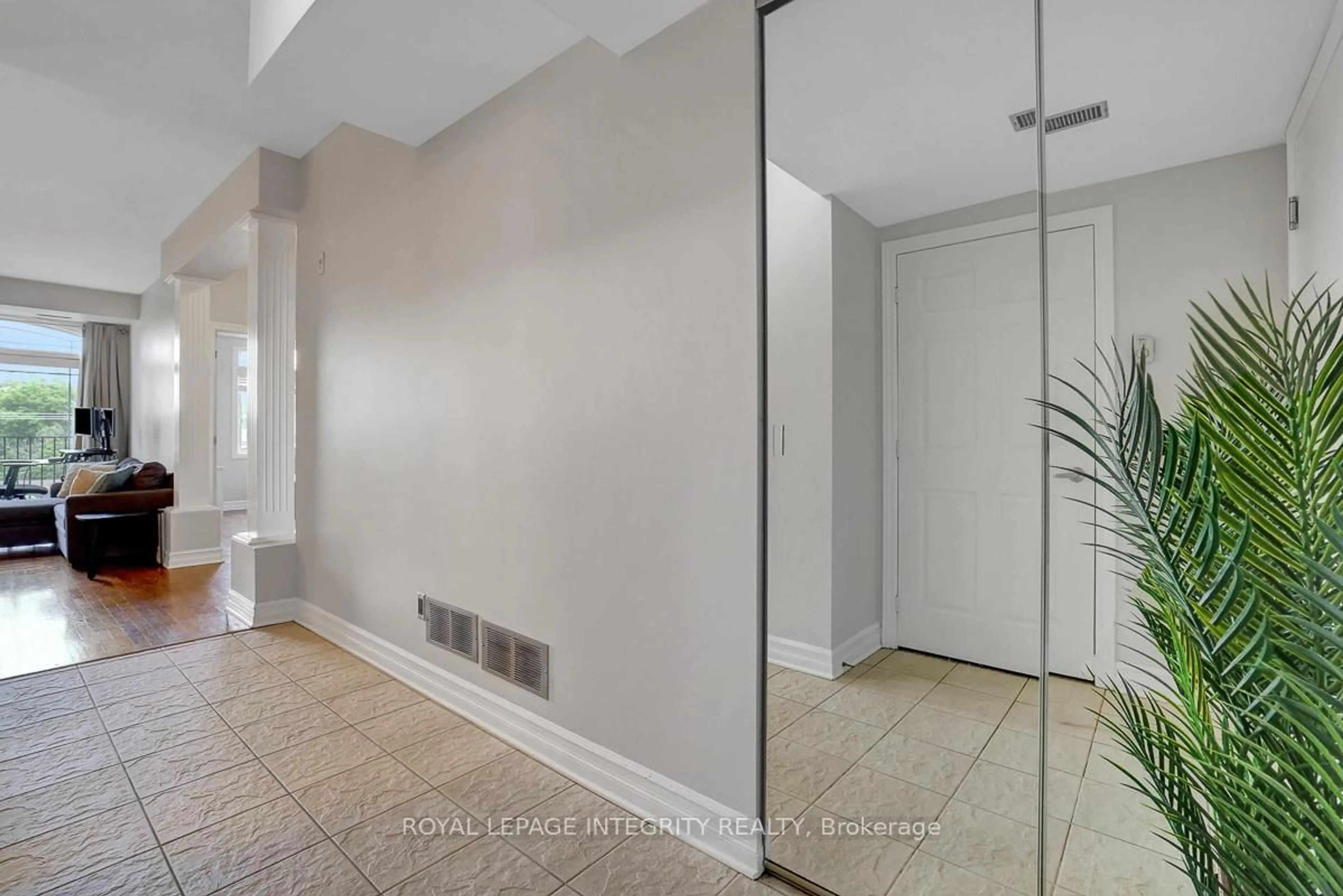 Indoor entryway for 711 Churchill Ave #402, Ottawa Ontario K1Z 5G6
