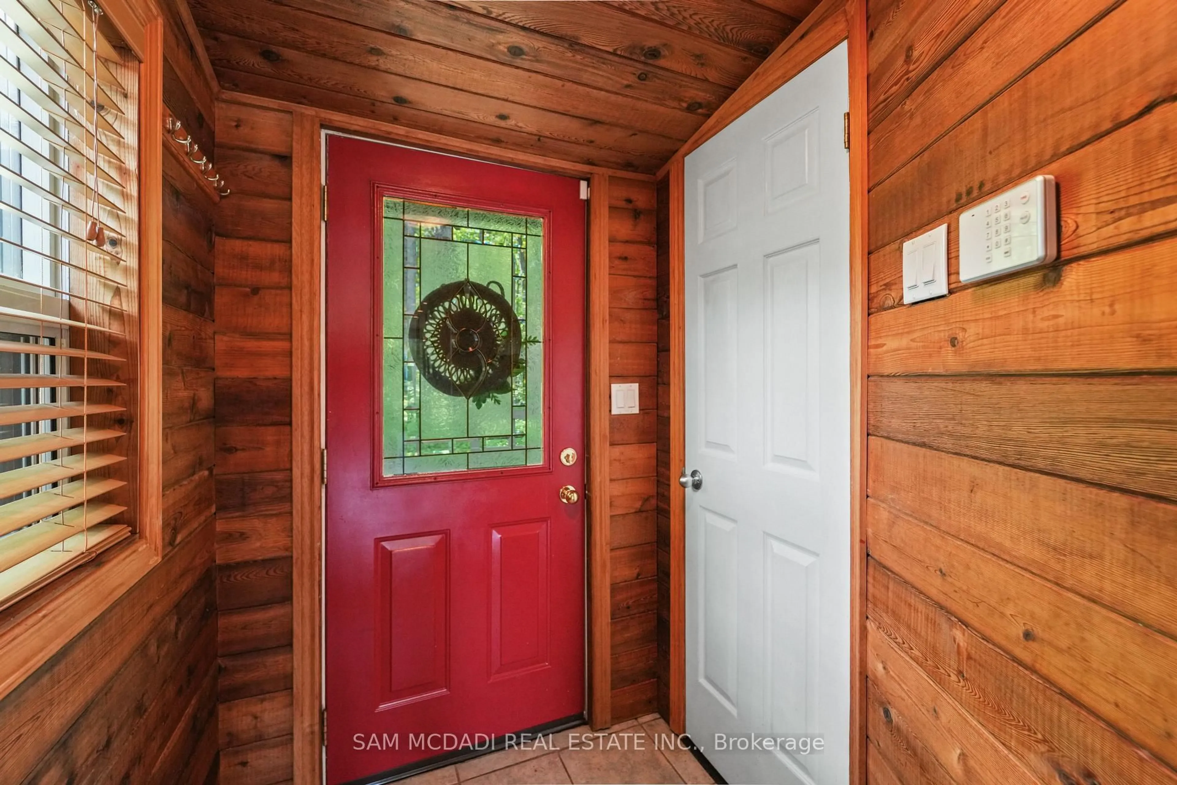 Indoor entryway for 11 Pinetree Rd S1 Rd, Gravenhurst Ontario P1P 1R2