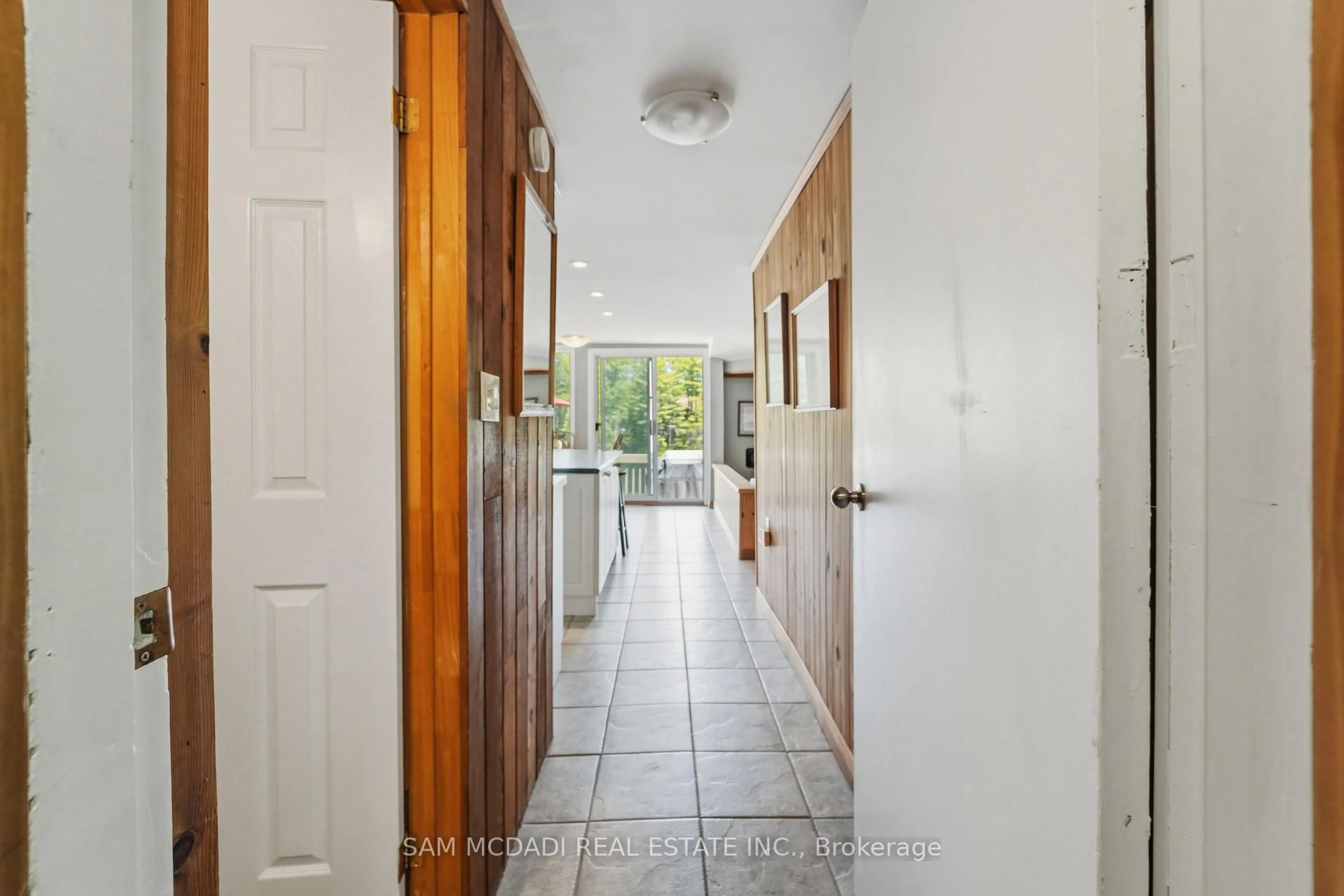 Indoor entryway for 11 Pinetree Rd S1 Rd, Gravenhurst Ontario P1P 1R2