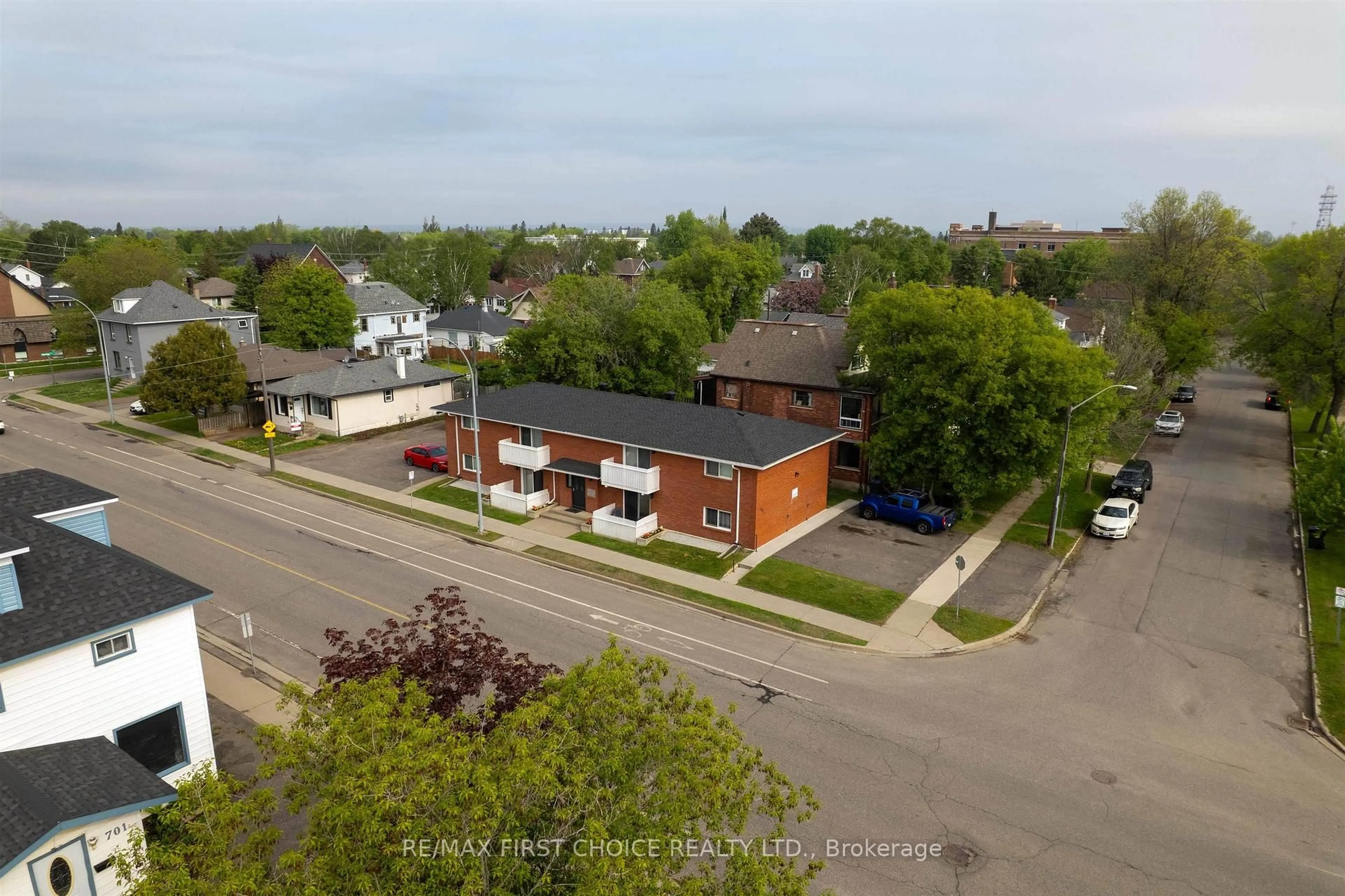 A pic from outside/outdoor area/front of a property/back of a property/a pic from drone, street for 641 Catherine St, Thunder Bay Ontario P7E 1L4