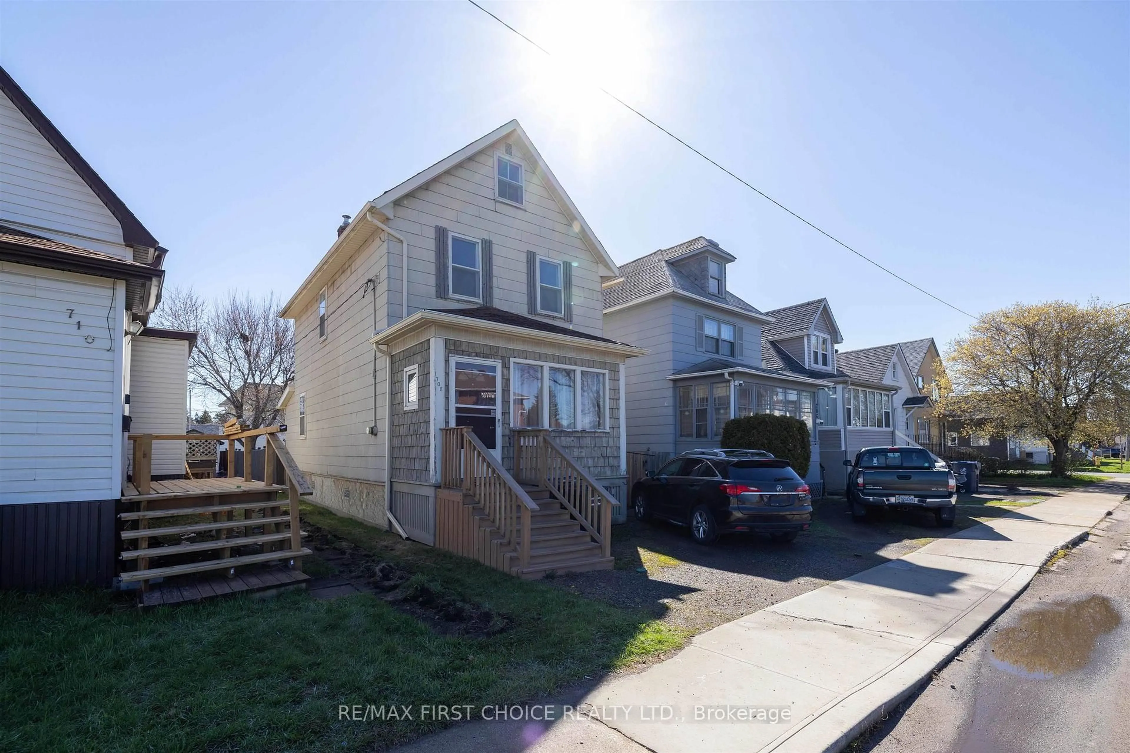 A pic from outside/outdoor area/front of a property/back of a property/a pic from drone, street for 708 McLeod St, Thunder Bay Ontario P7C 2Z6