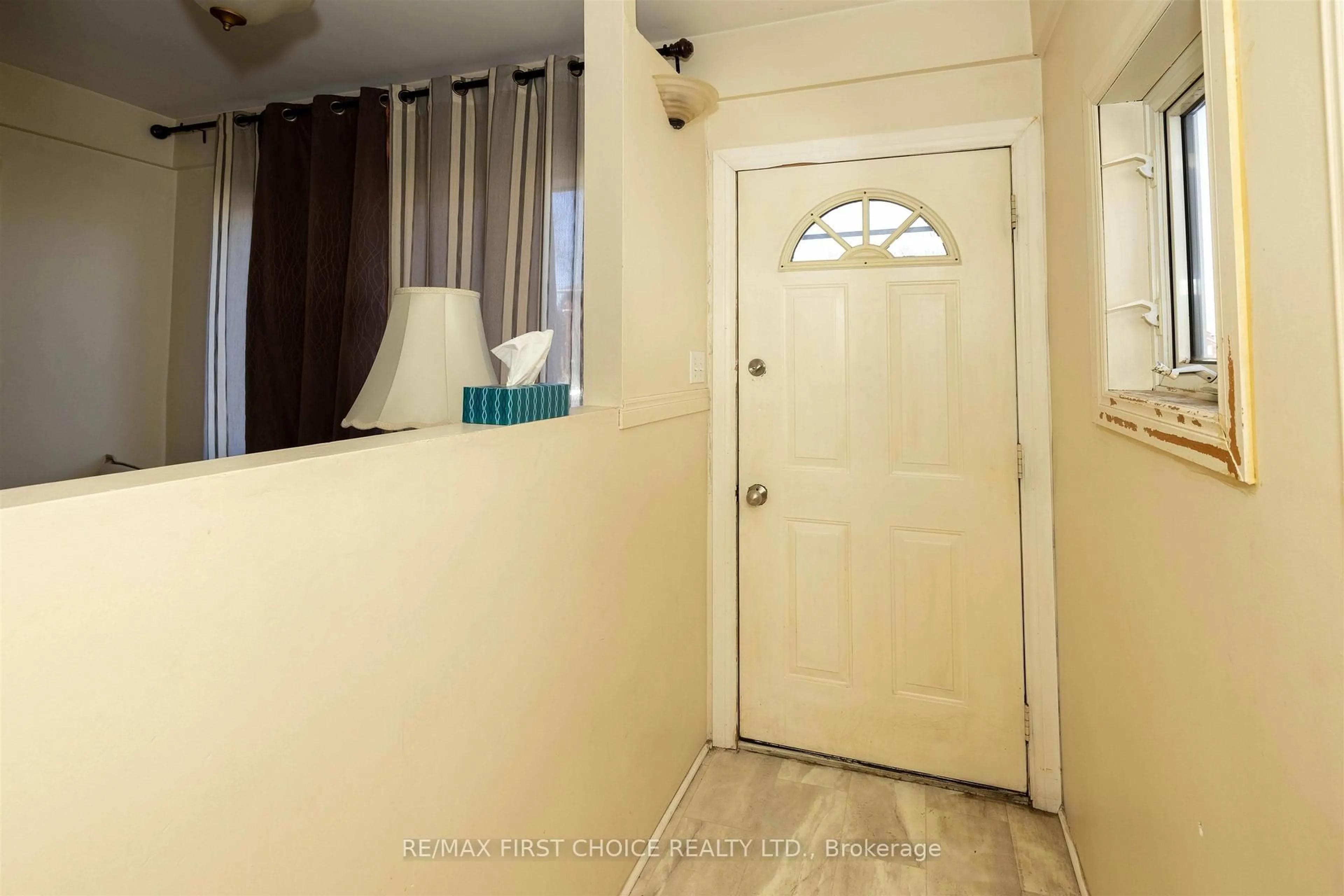Indoor entryway for 708 McLeod St, Thunder Bay Ontario P7C 2Z6