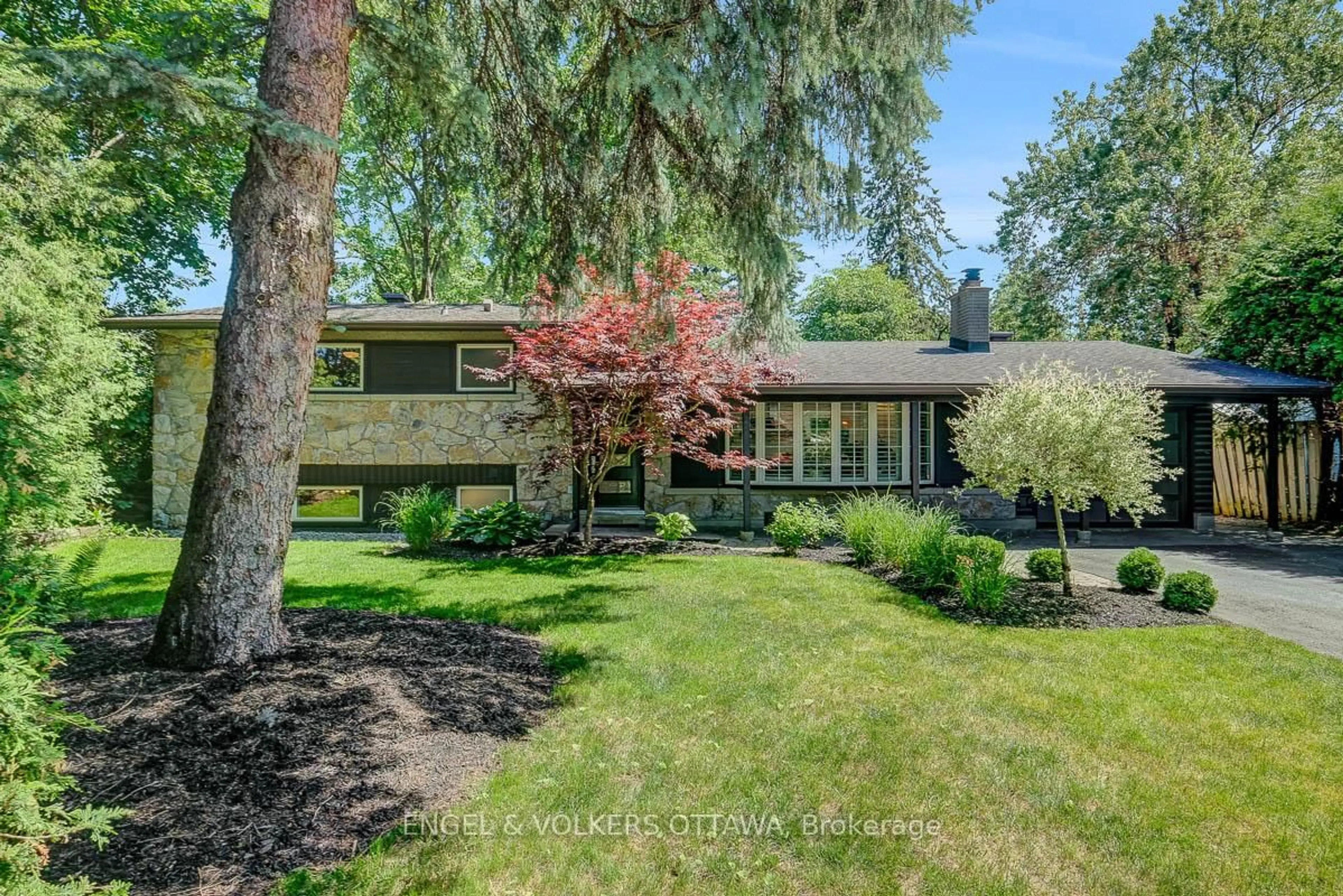 Unknown for 54 Qualicum St, Ottawa Ontario K2H 7H4