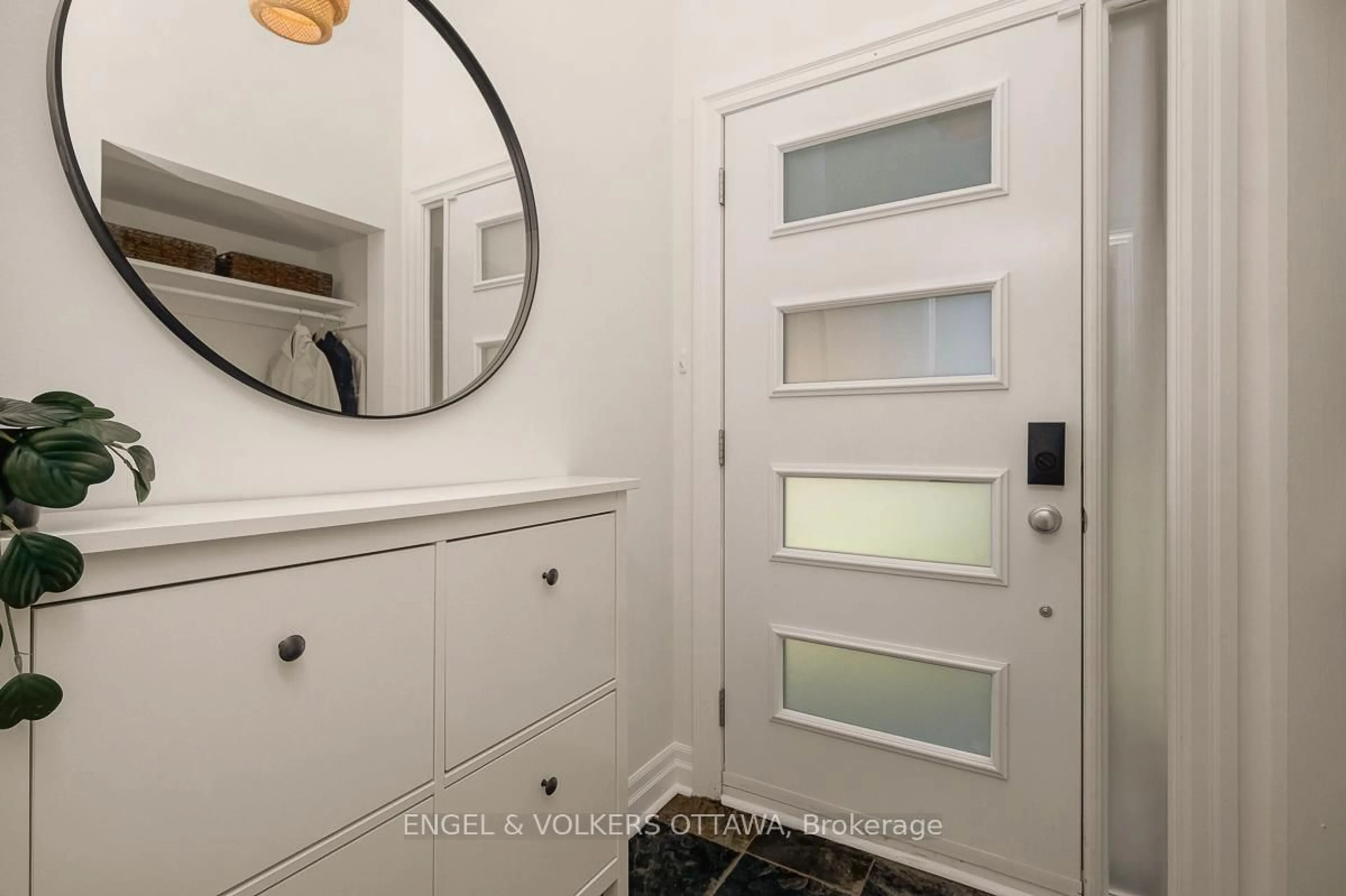 Indoor entryway for 54 Qualicum St, Ottawa Ontario K2H 7H4