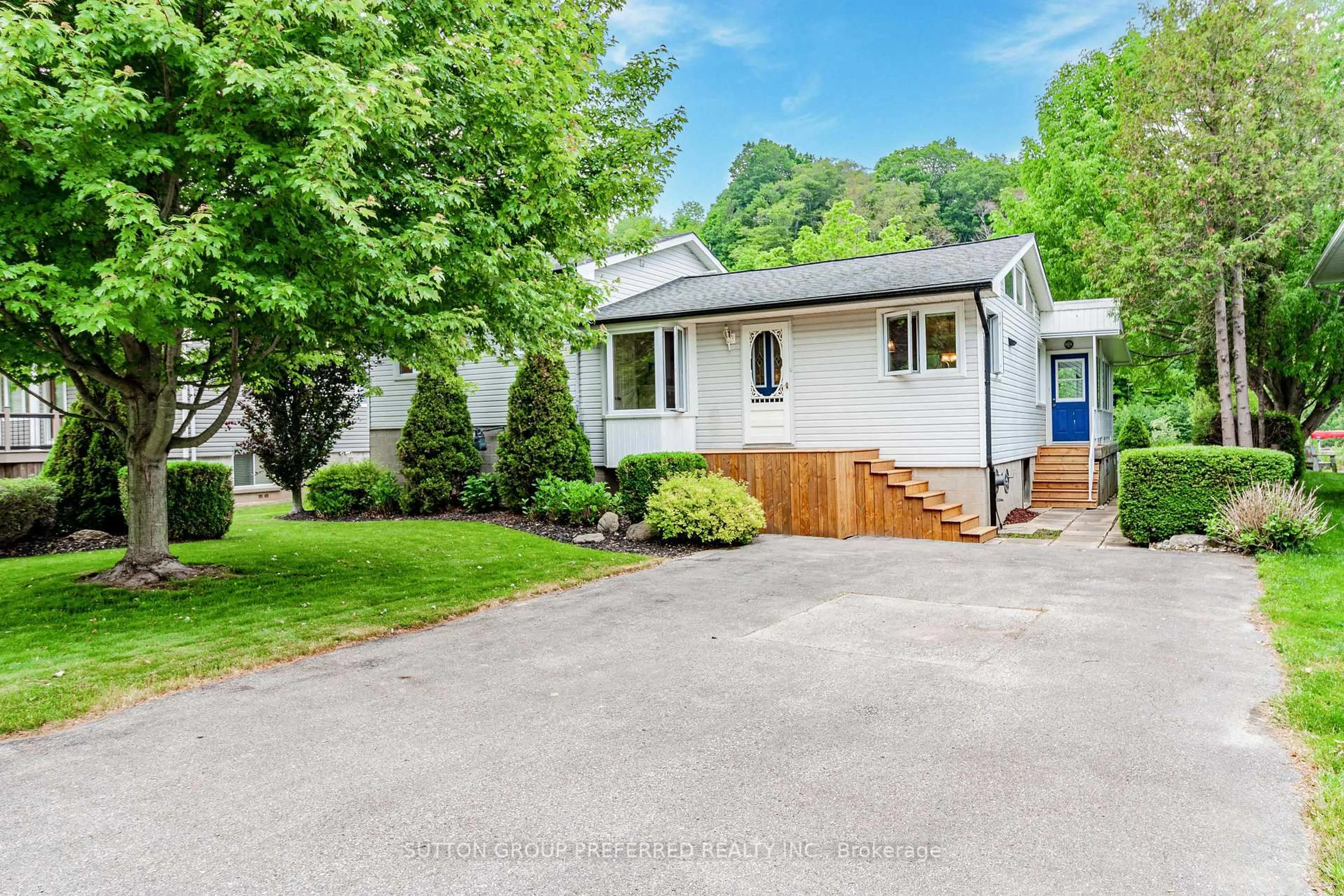 Home with vinyl exterior material, street for 3270 Colin St, Malahide Ontario N5H 2R2
