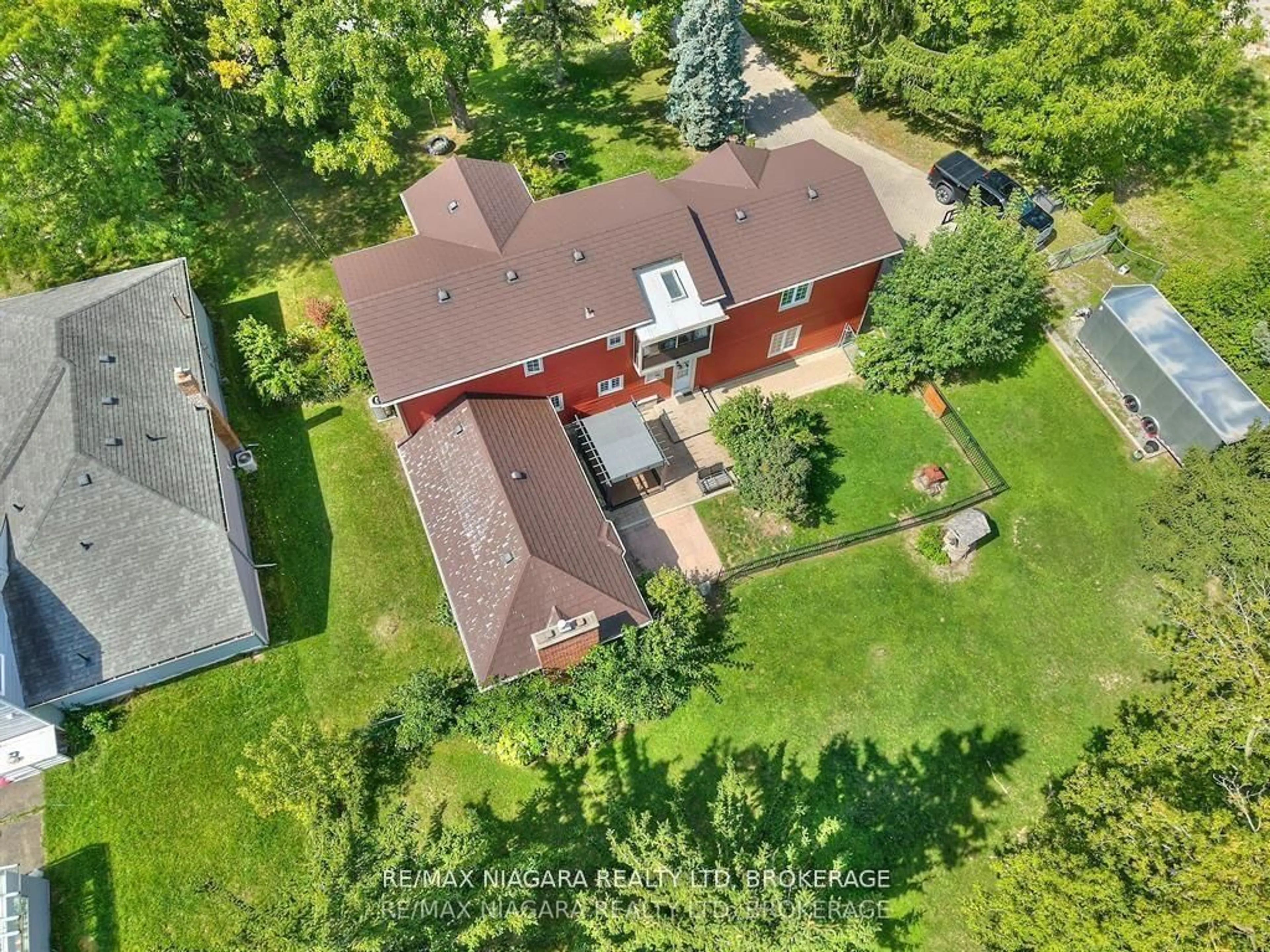 A pic from outside/outdoor area/front of a property/back of a property/a pic from drone, unknown for 7060 Garner Rd, Niagara Falls Ontario L2E 6S4