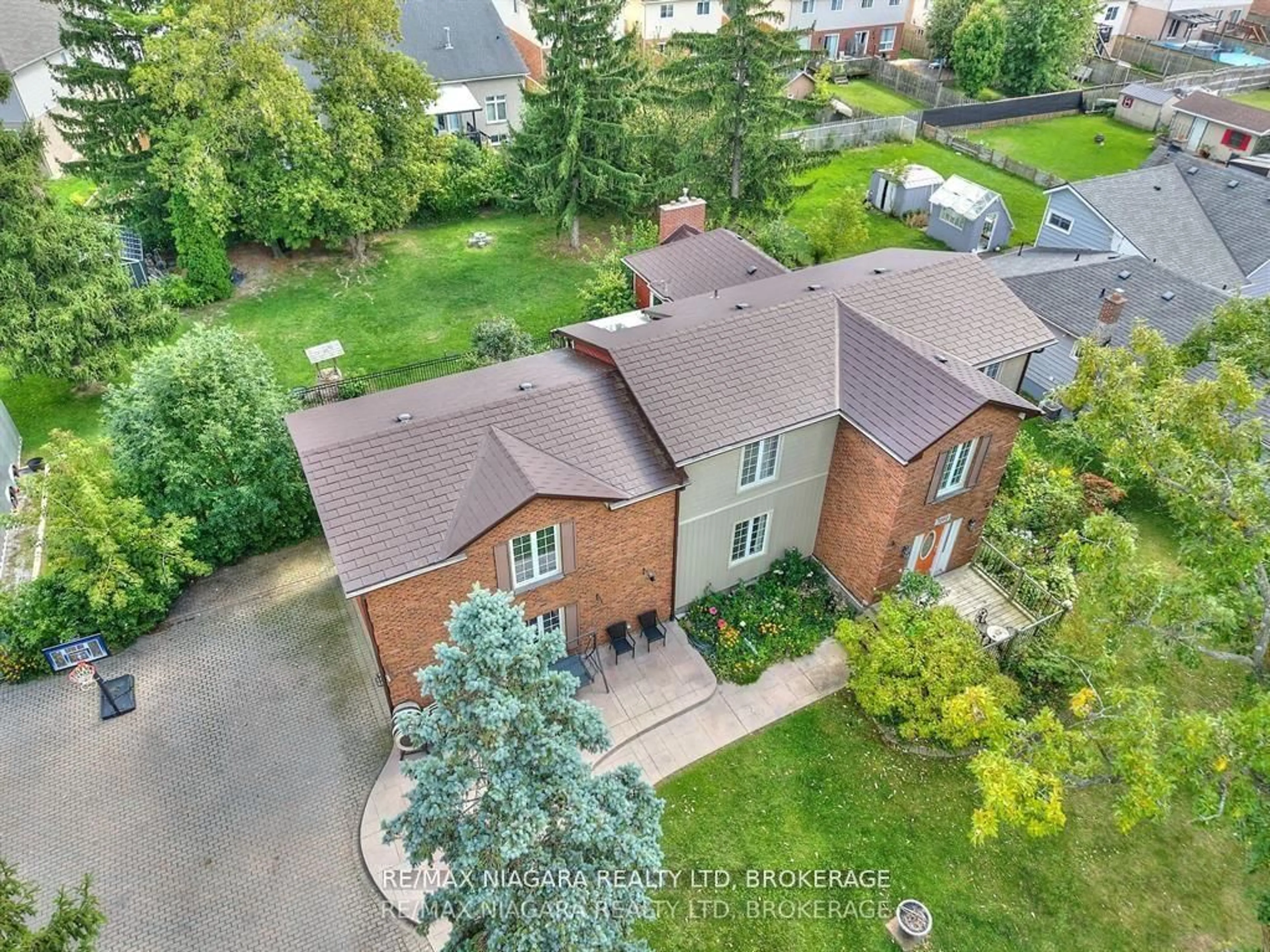 A pic from outside/outdoor area/front of a property/back of a property/a pic from drone, street for 7060 Garner Rd, Niagara Falls Ontario L2E 6S4