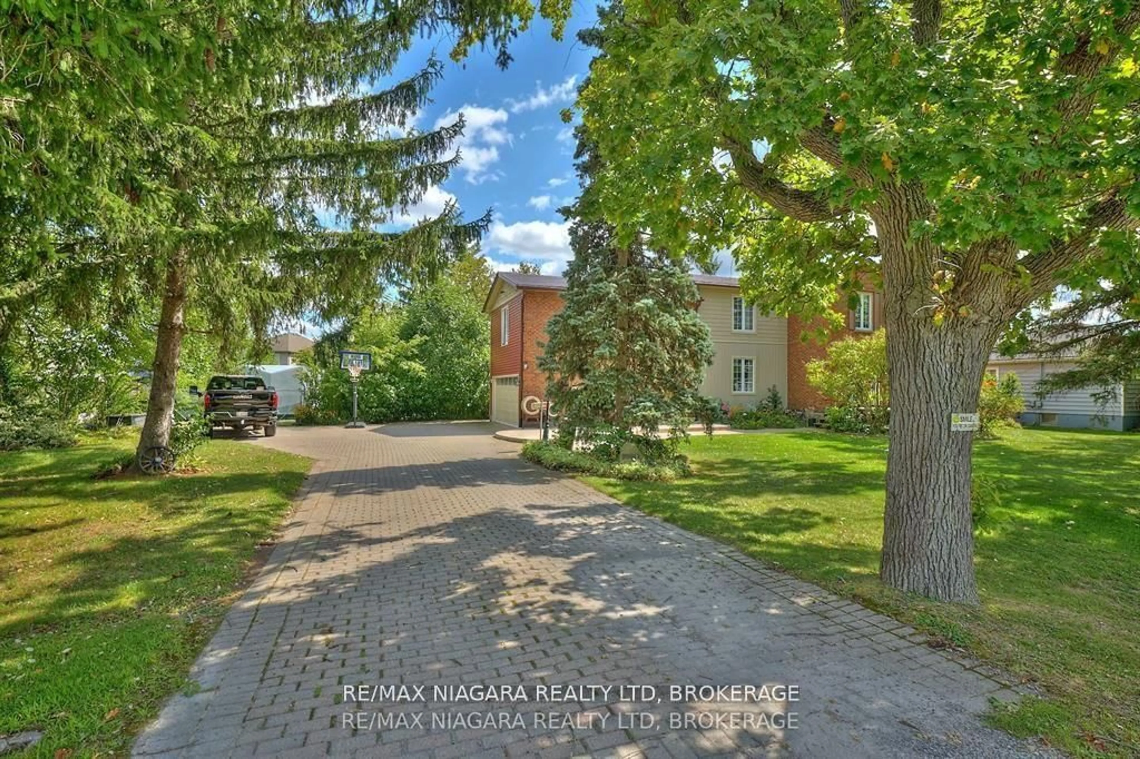 Patio, street for 7060 Garner Rd, Niagara Falls Ontario L2E 6S4