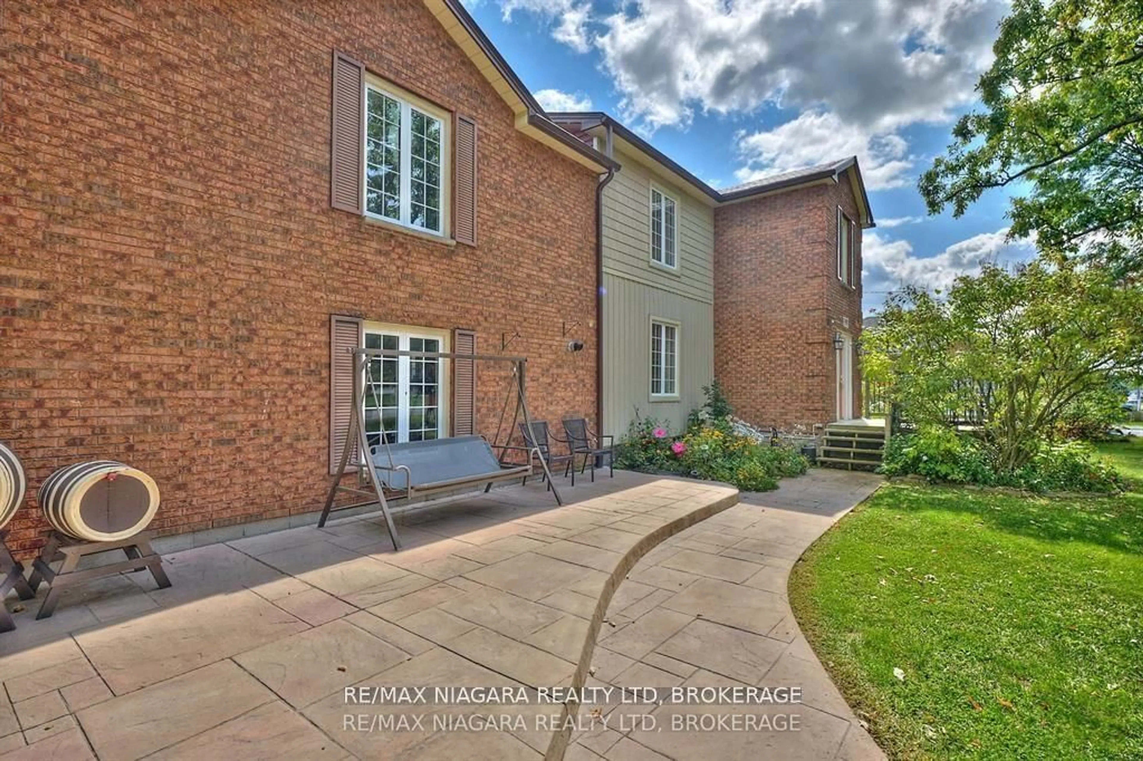 Patio, street for 7060 Garner Rd, Niagara Falls Ontario L2E 6S4