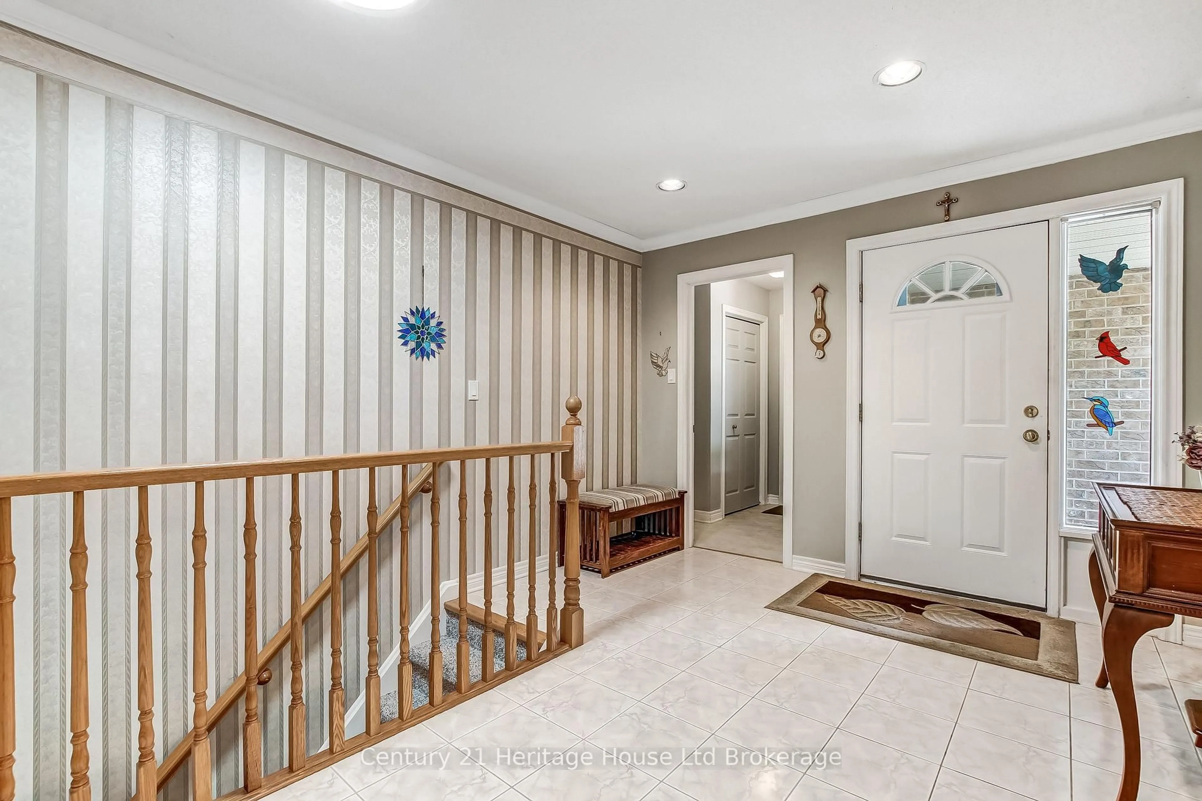 Indoor entryway for 1465 Commissioners Rd #4, London South Ontario N6K 1E2