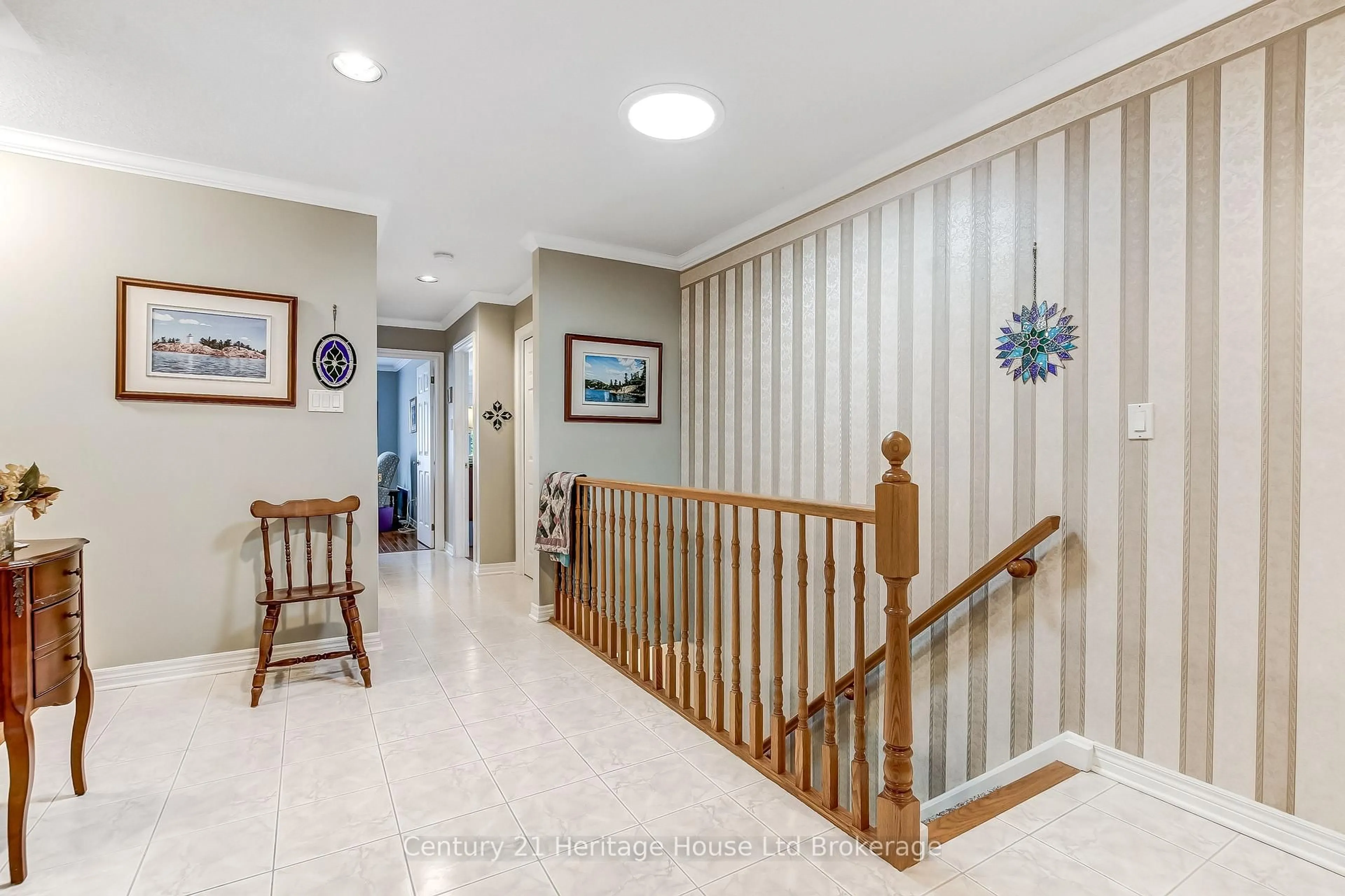 Indoor foyer for 1465 Commissioners Rd #4, London South Ontario N6K 1E2