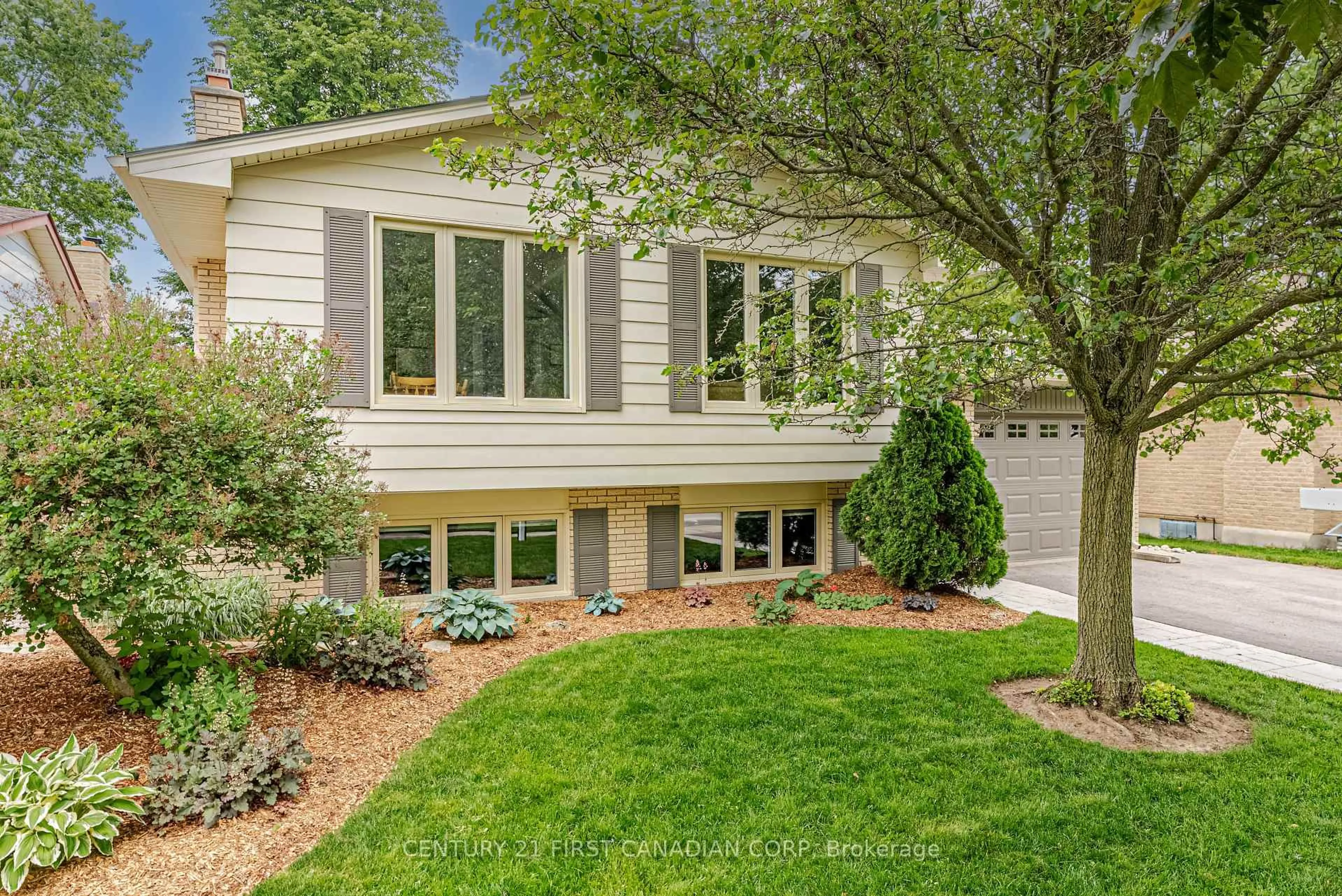 Home with vinyl exterior material, street for 1180 Quinton Rd, London North Ontario N6H 4R1