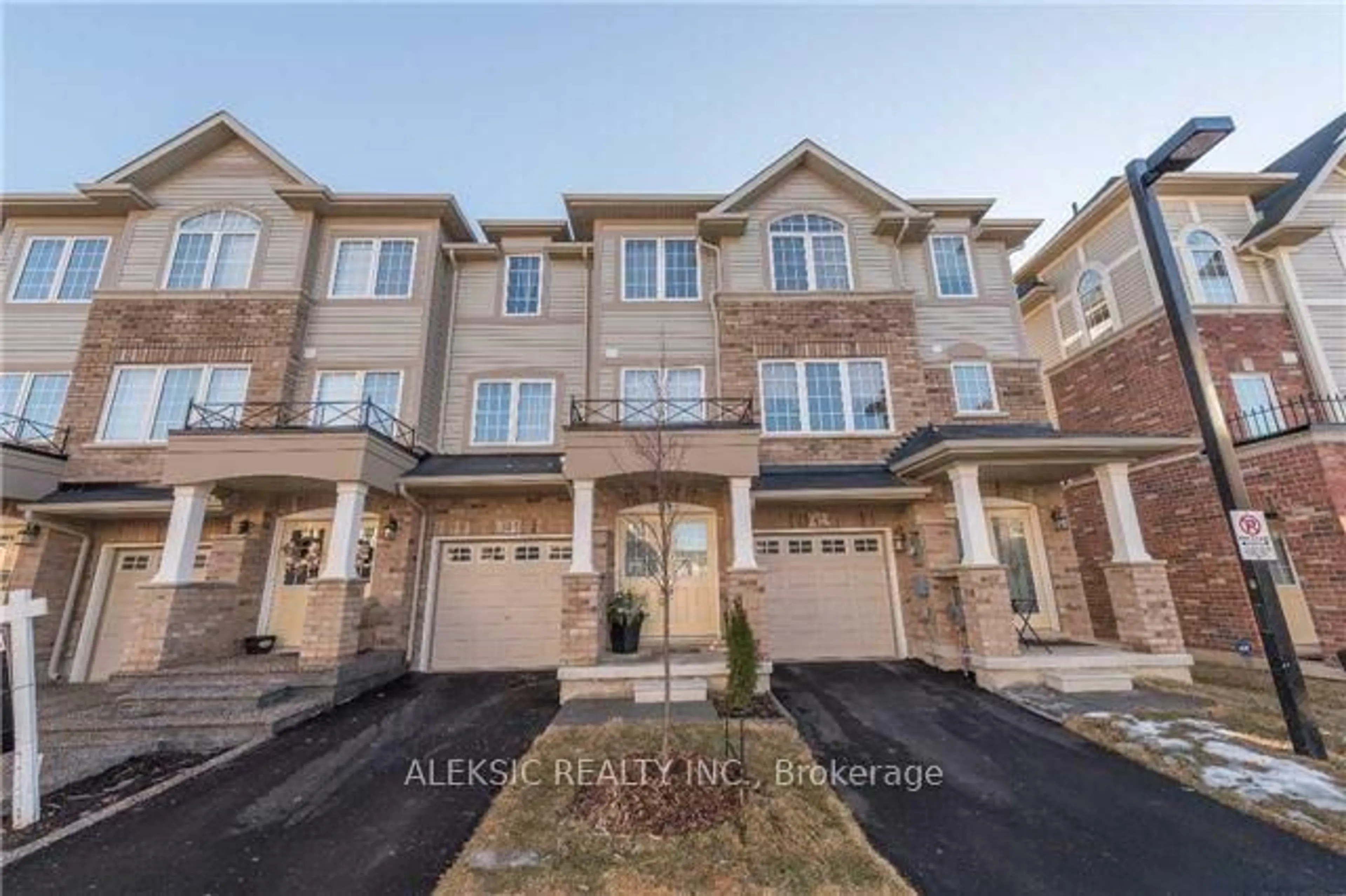 A pic from outside/outdoor area/front of a property/back of a property/a pic from drone, street for 39 Mayland Tr, Hamilton Ontario L8J 0G4