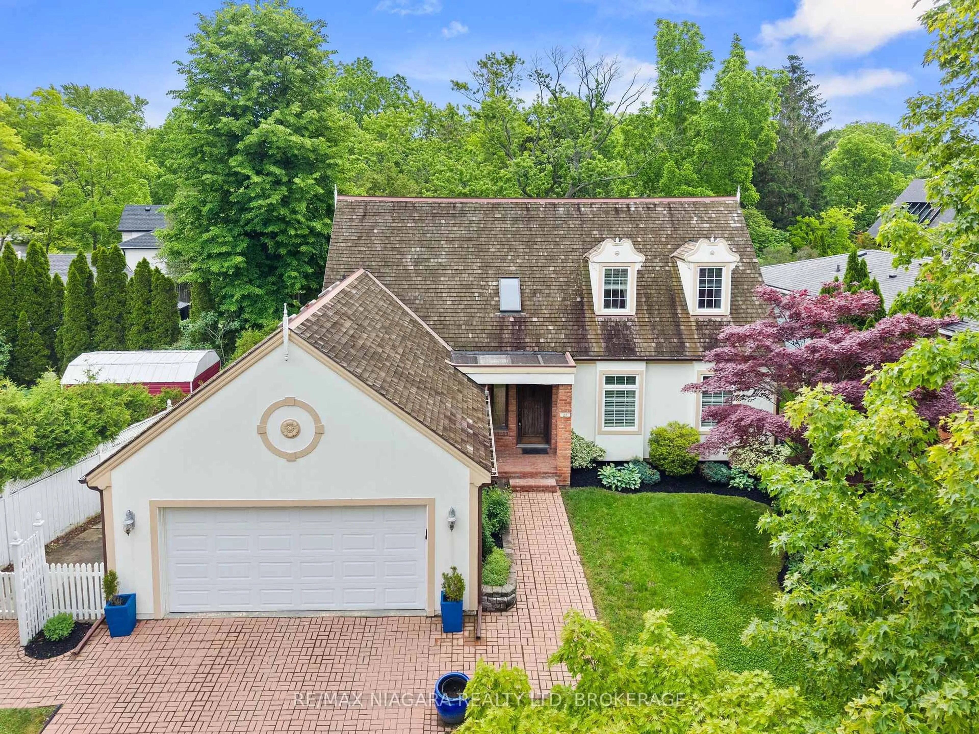 A pic from outside/outdoor area/front of a property/back of a property/a pic from drone, street for 27 Oak Dr, Niagara-on-the-Lake Ontario L0S 1J0