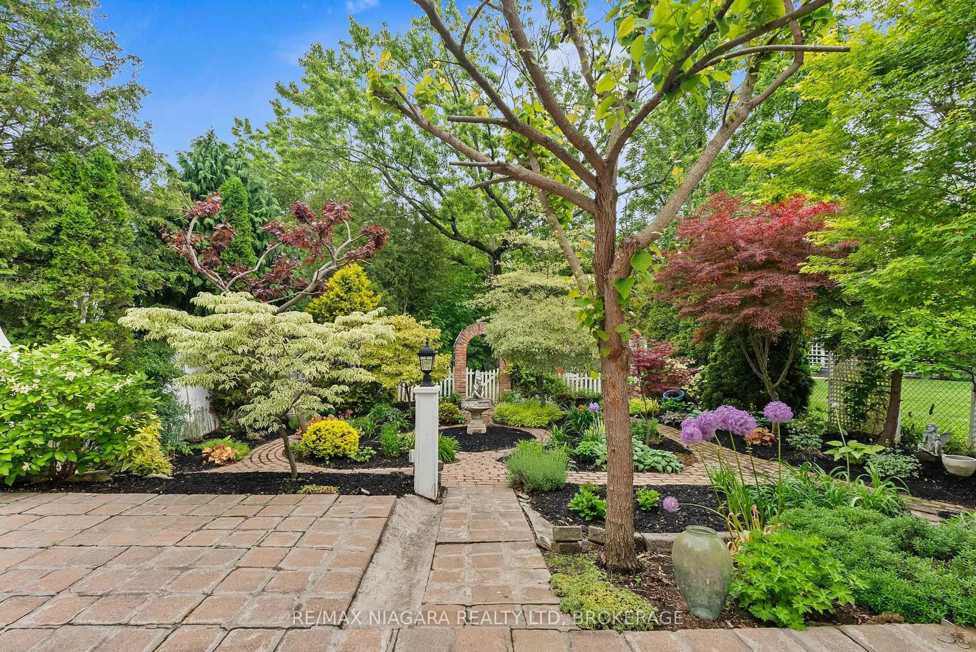 Patio, street for 27 Oak Dr, Niagara-on-the-Lake Ontario L0S 1J0
