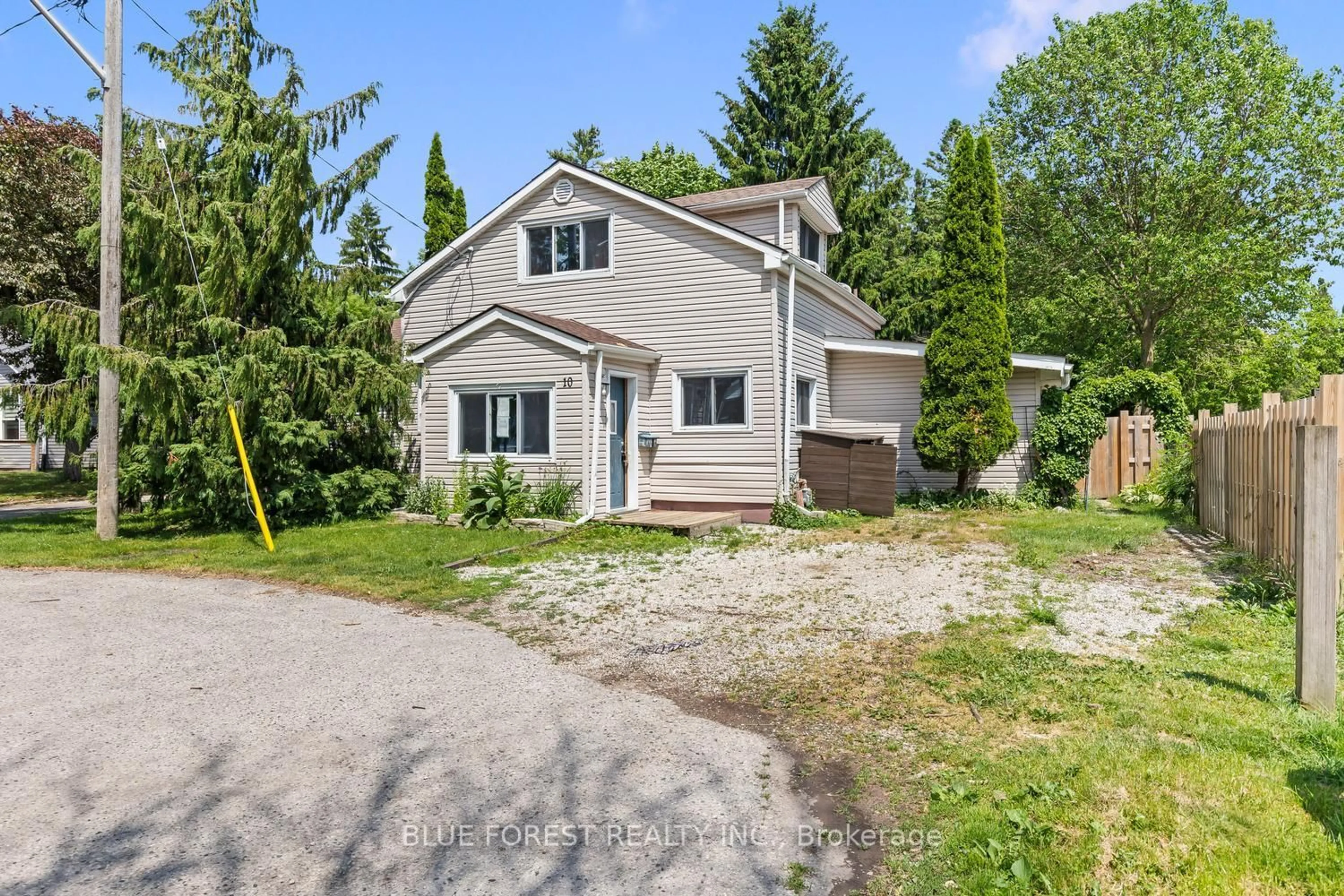 A pic from outside/outdoor area/front of a property/back of a property/a pic from drone, street for 10 Henry St, St. Thomas Ontario N5R 3L4