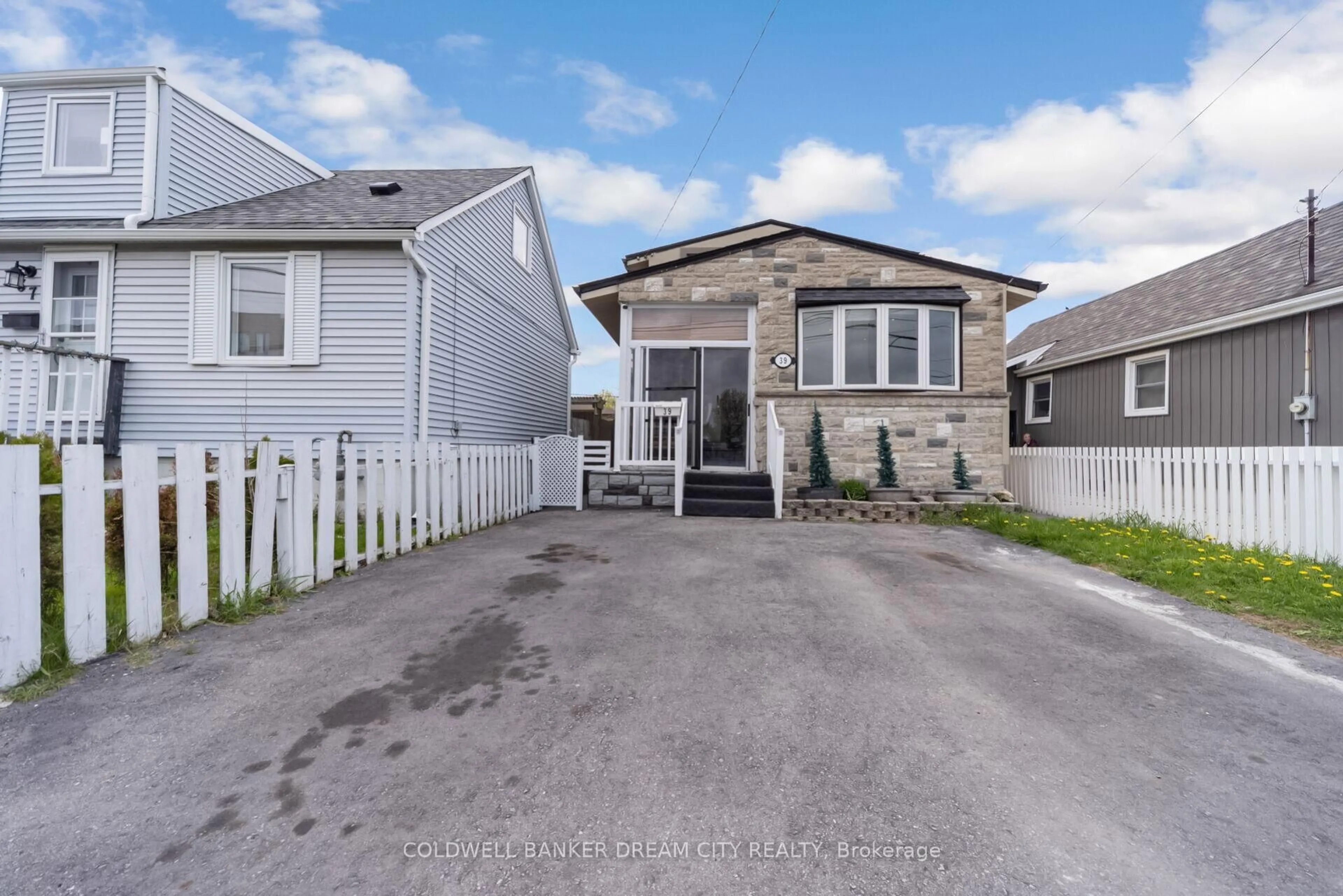 A pic from outside/outdoor area/front of a property/back of a property/a pic from drone, street for 39 Reid Ave, Hamilton Ontario L8H 6C9