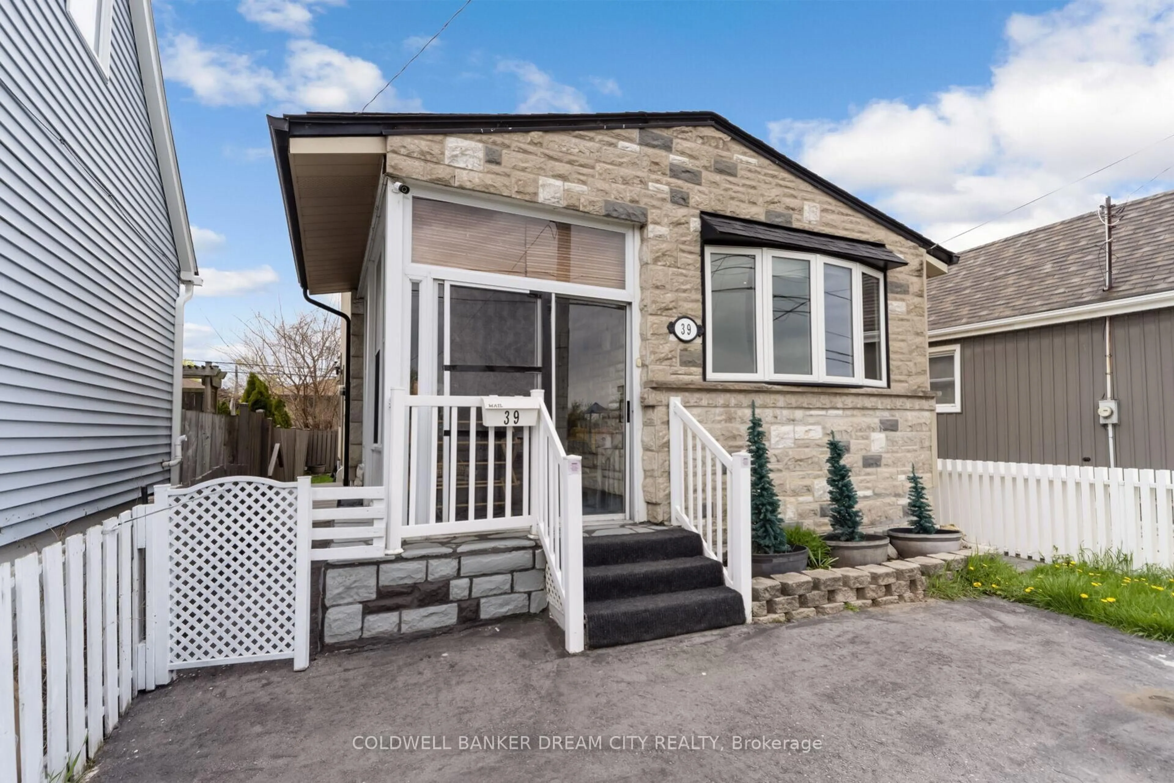 Home with vinyl exterior material, street for 39 Reid Ave, Hamilton Ontario L8H 6C9