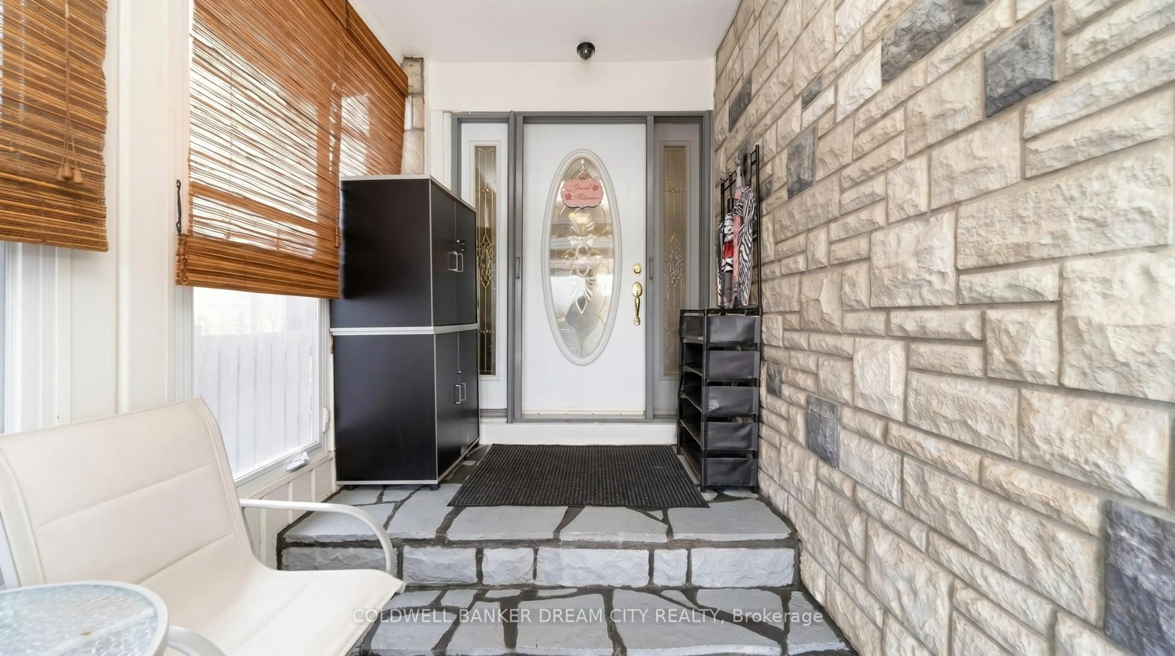 Indoor foyer for 39 Reid Ave, Hamilton Ontario L8H 6C9