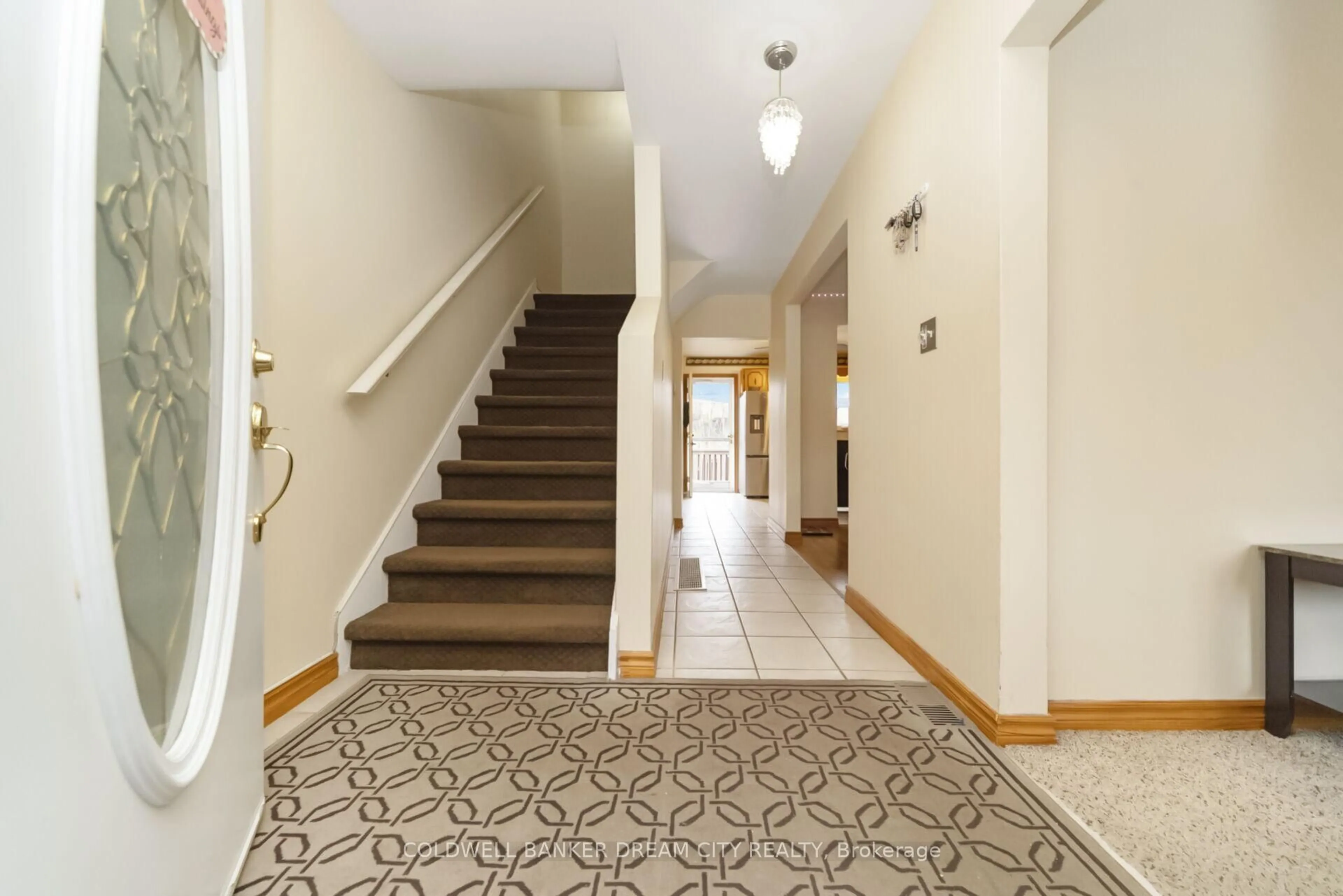 Indoor foyer for 39 Reid Ave, Hamilton Ontario L8H 6C9