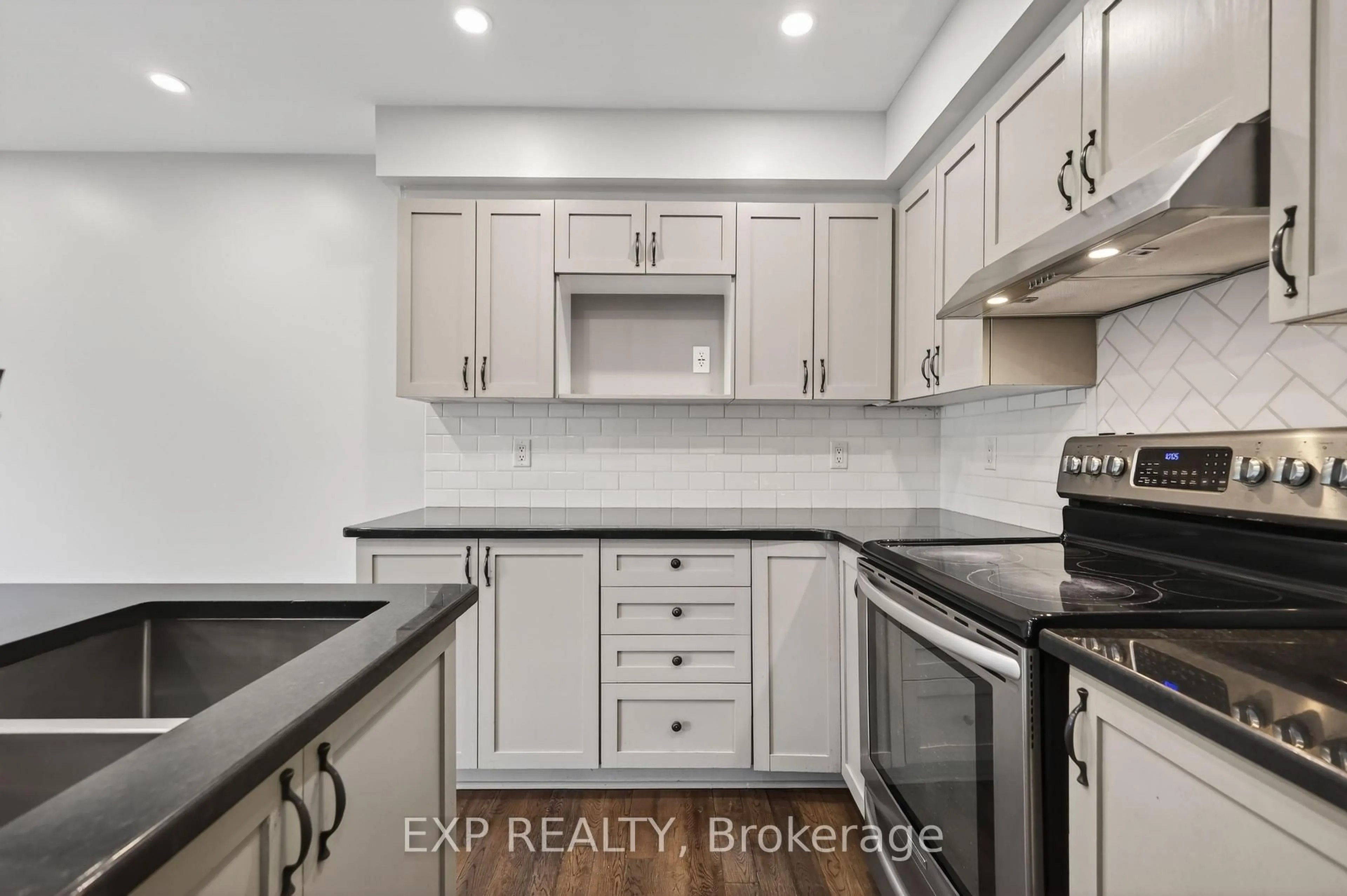 Standard kitchen, ceramic/tile floor for 11 Boulder Way, Ottawa Ontario K2J 4R7