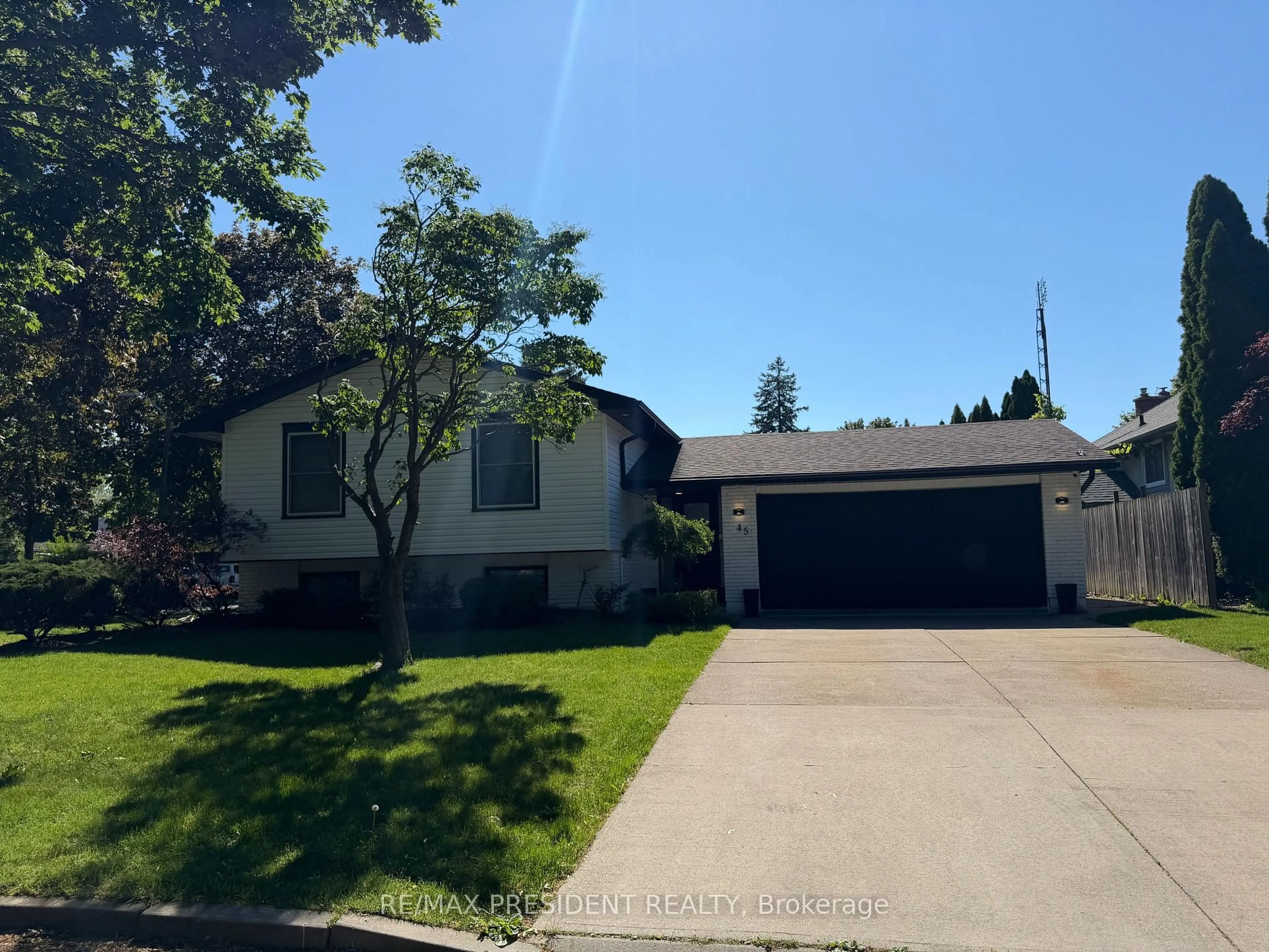 Home with vinyl exterior material, street for 45 Royal Oak Dr, St. Catharines Ontario L2N 6K4