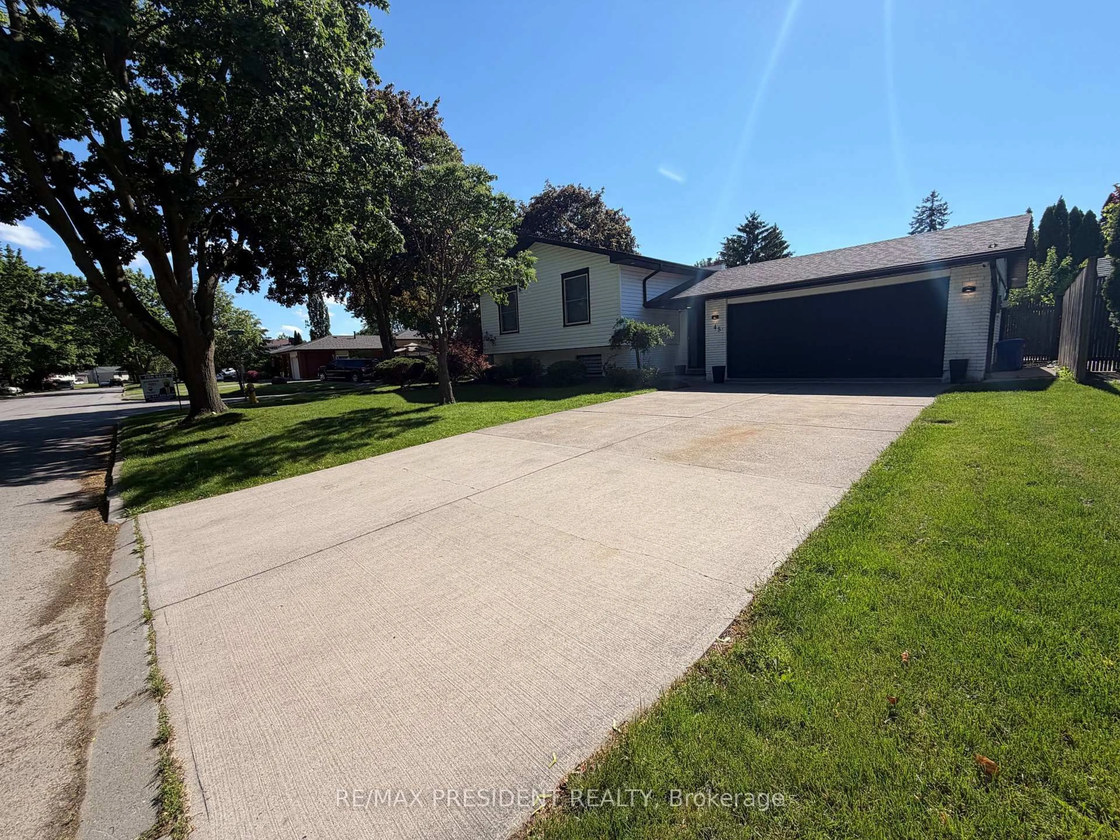 A pic from outside/outdoor area/front of a property/back of a property/a pic from drone, street for 45 Royal Oak Dr, St. Catharines Ontario L2N 6K4