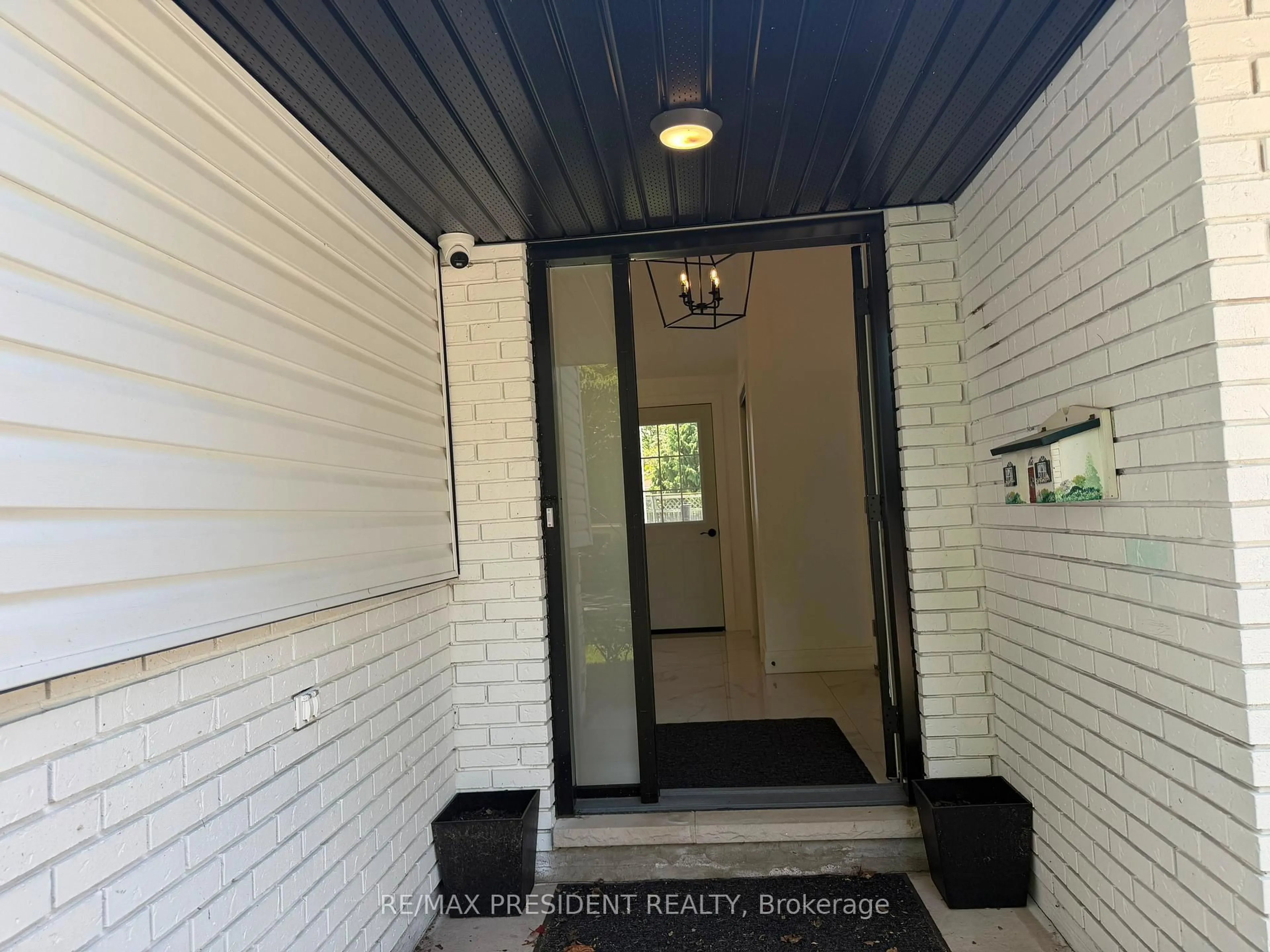 Indoor entryway for 45 Royal Oak Dr, St. Catharines Ontario L2N 6K4