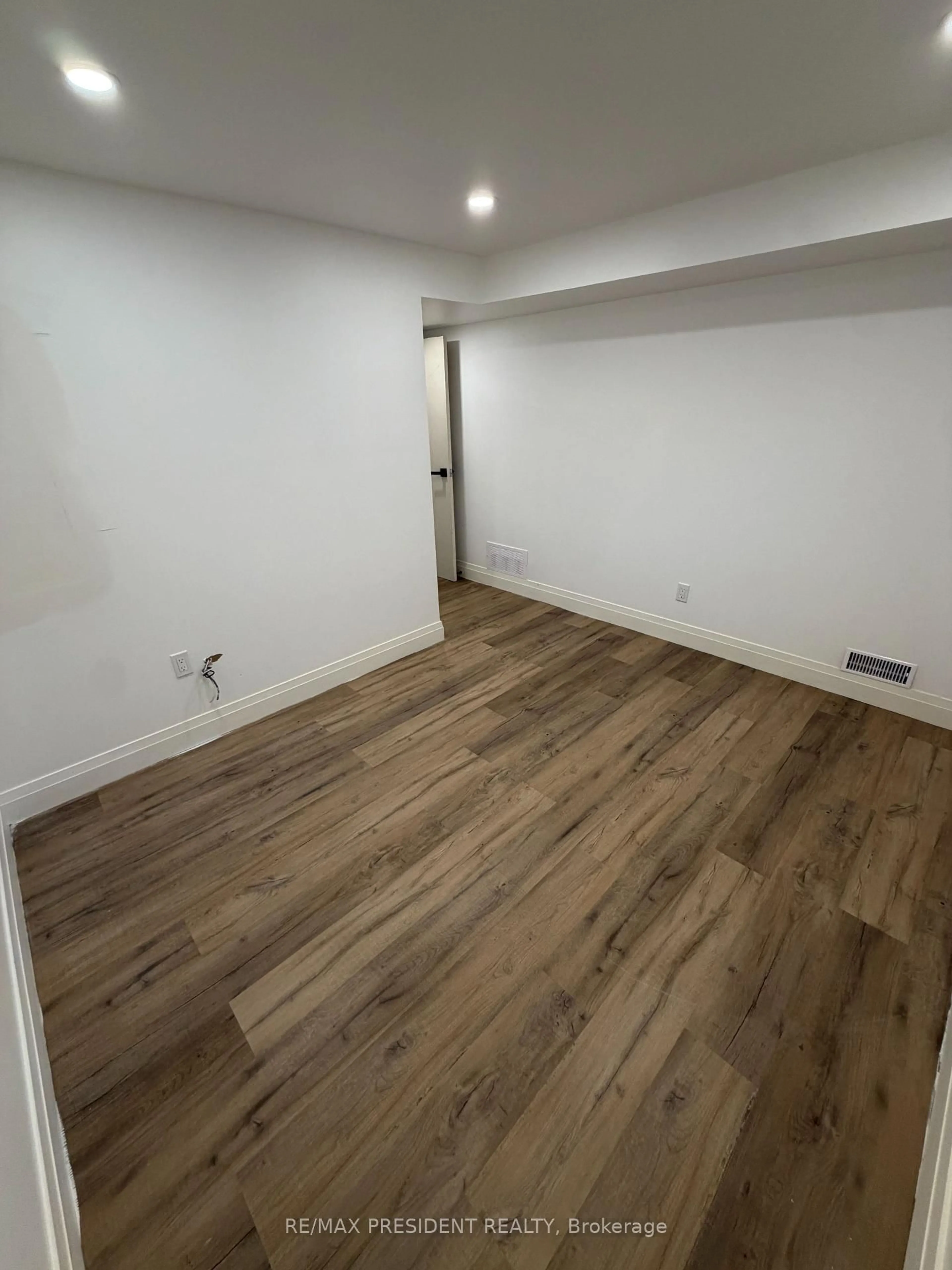 A pic of a room for 45 Royal Oak Dr, St. Catharines Ontario L2N 6K4