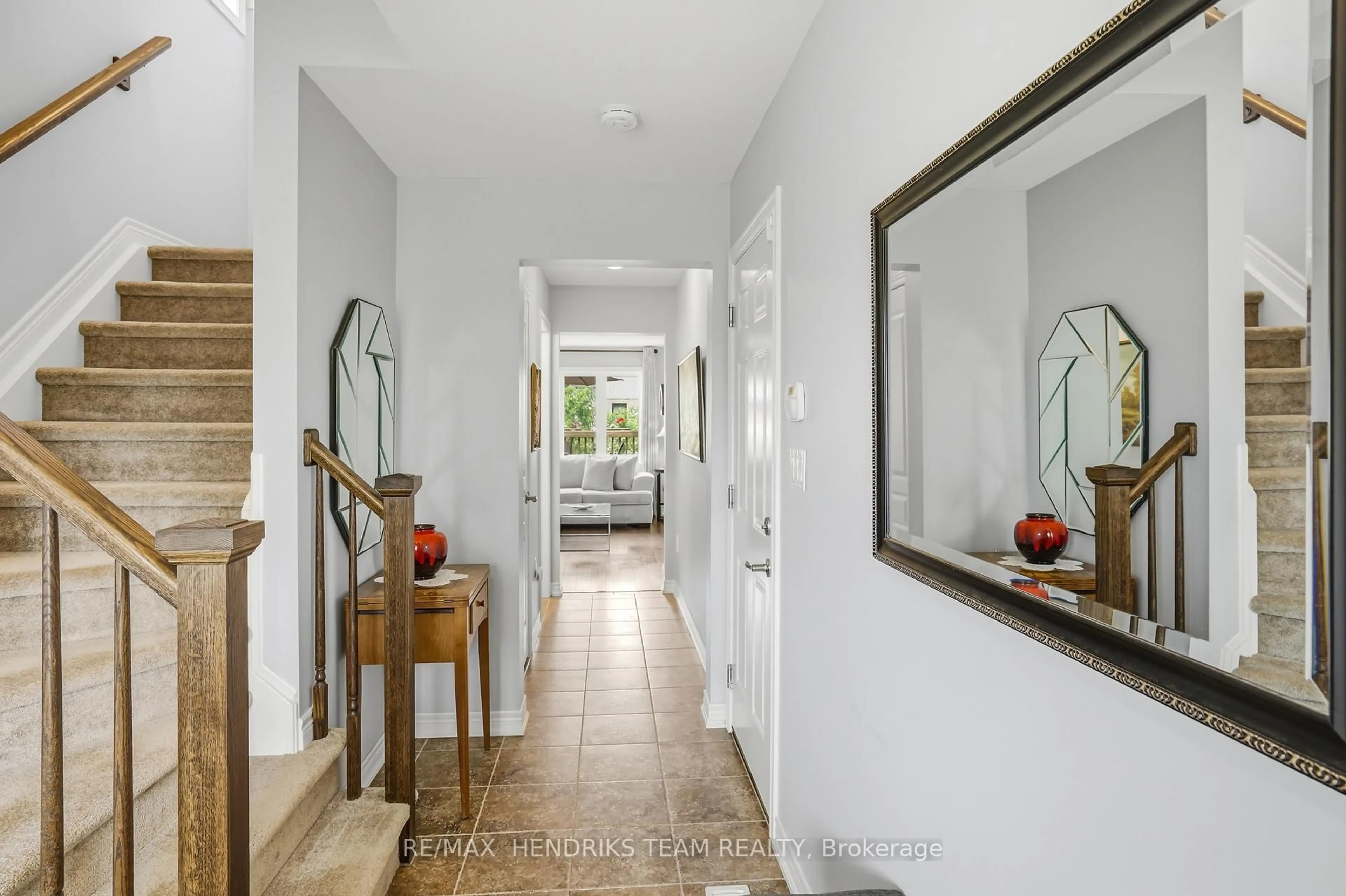 Indoor entryway for 6346 Shapton Cres, Niagara Falls Ontario L2H 0L9