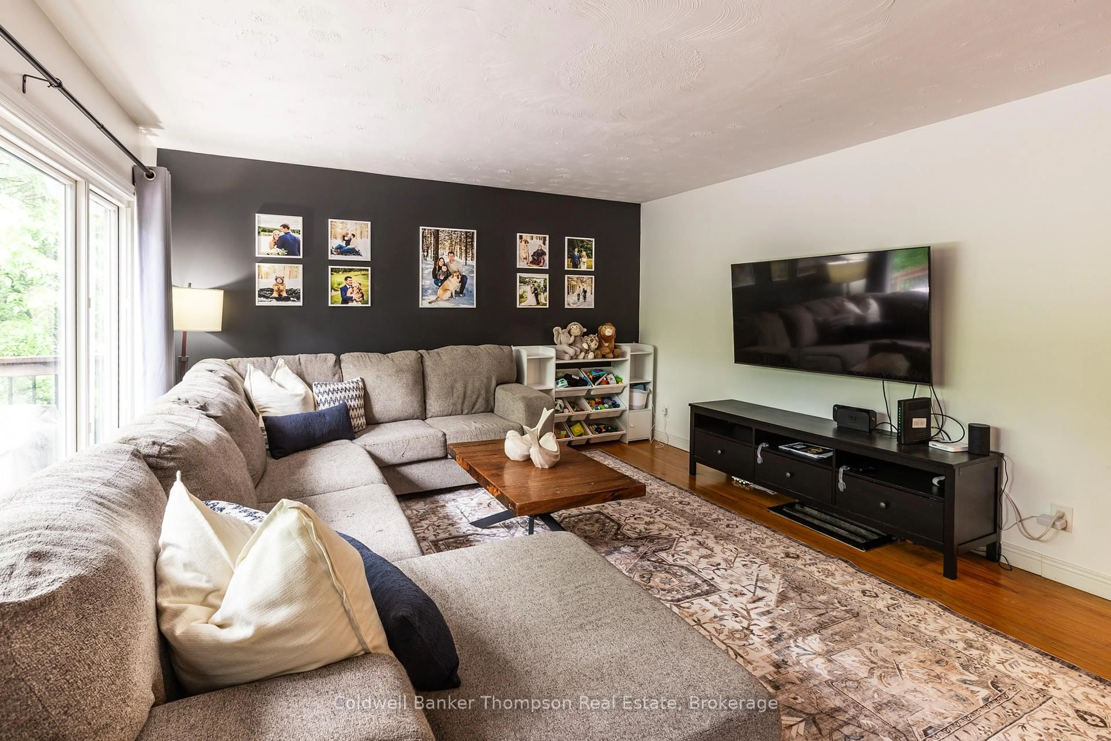 Living room with furniture, wood/laminate floor for 6 Johanna St, Huntsville Ontario P1H 1V5