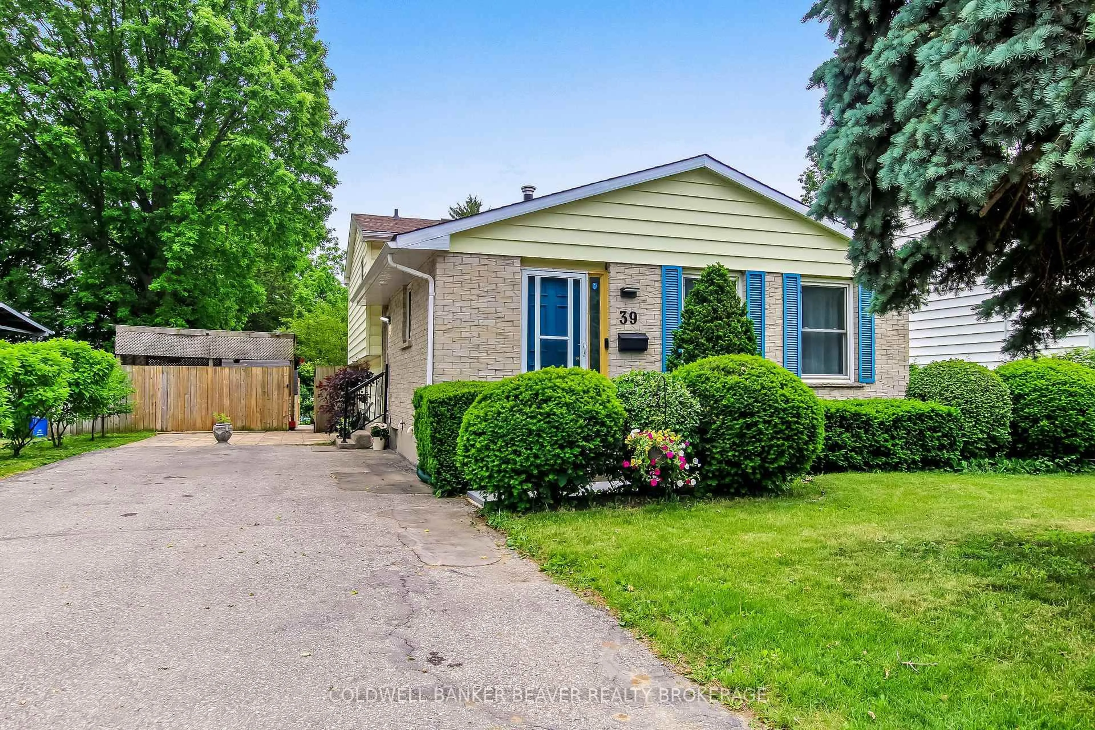 Home with vinyl exterior material, street for 39 South Edgeware Rd, St. Thomas Ontario N5P 2H5