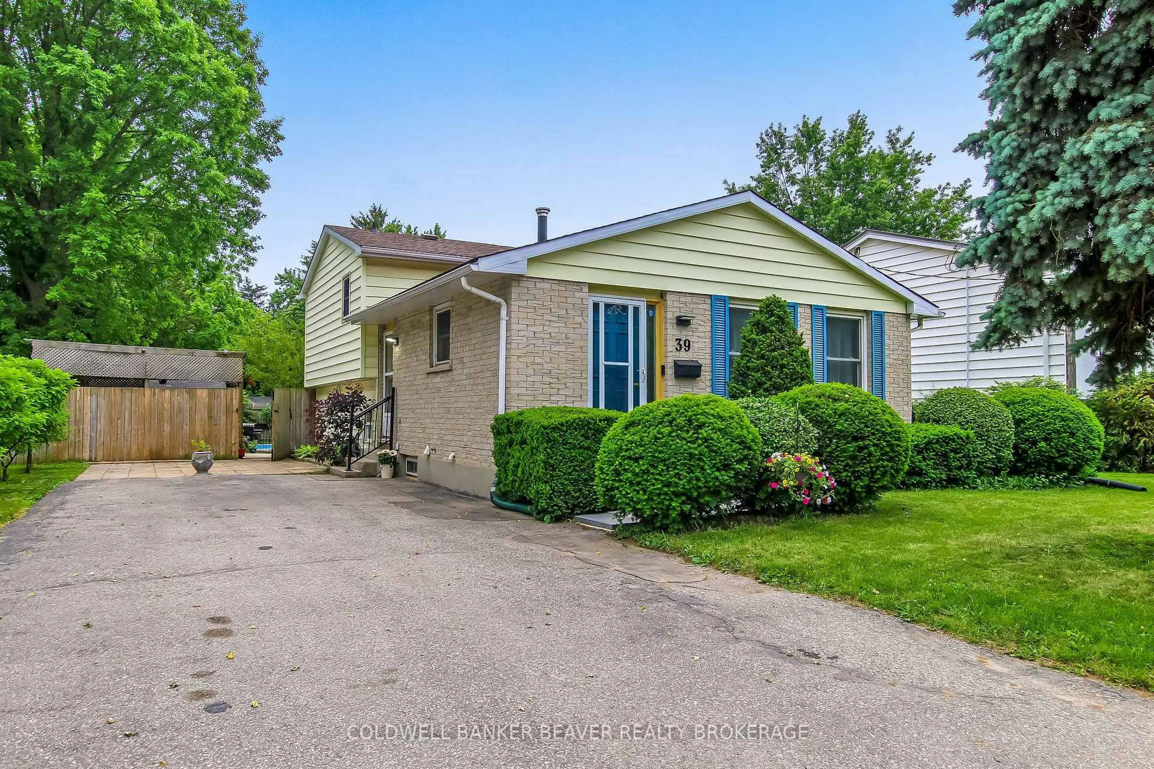 Home with vinyl exterior material, street for 39 South Edgeware Rd, St. Thomas Ontario N5P 2H5
