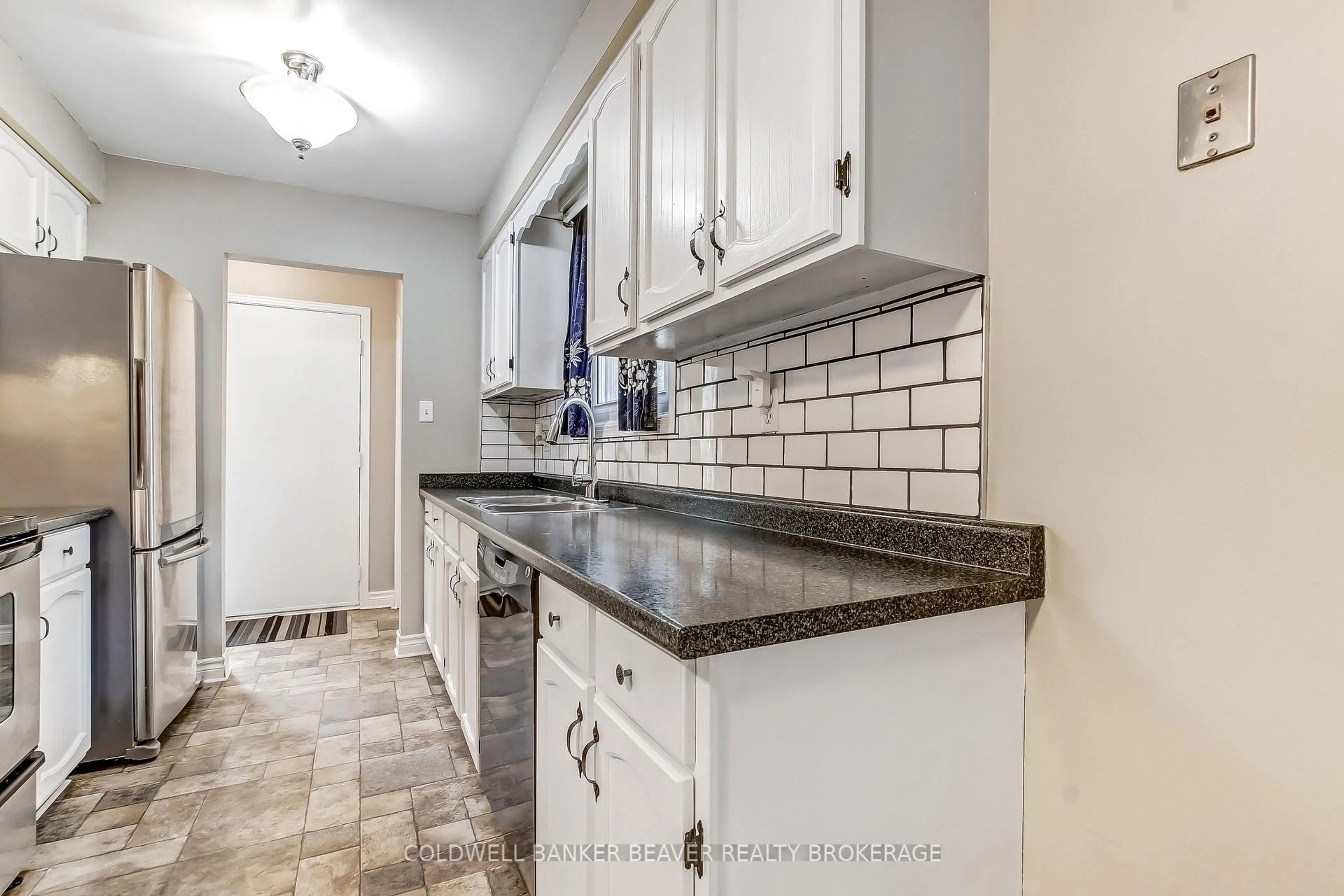 Standard kitchen, ceramic/tile floor for 39 South Edgeware Rd, St. Thomas Ontario N5P 2H5